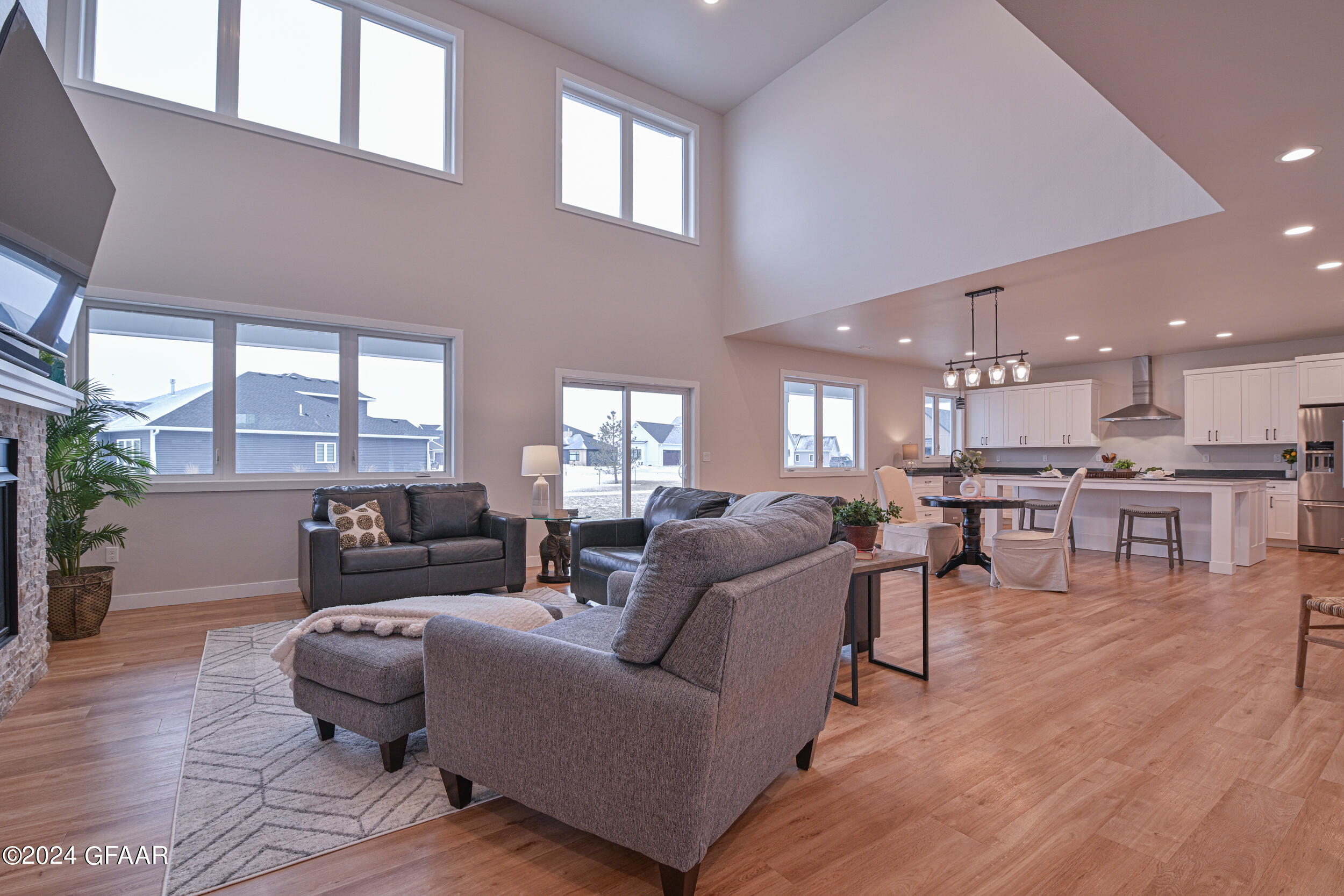 1800 KINGS VIEW Drive