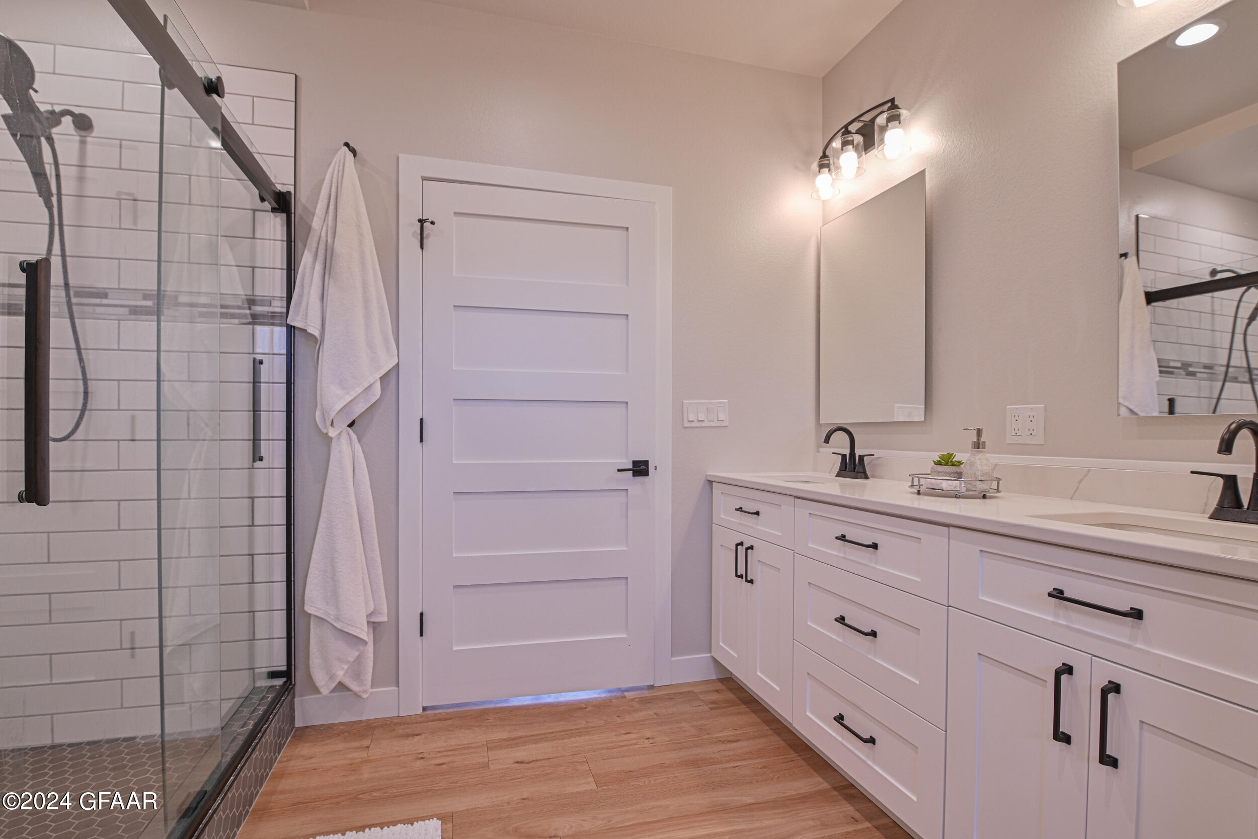 1800 KINGS VIEW Drive