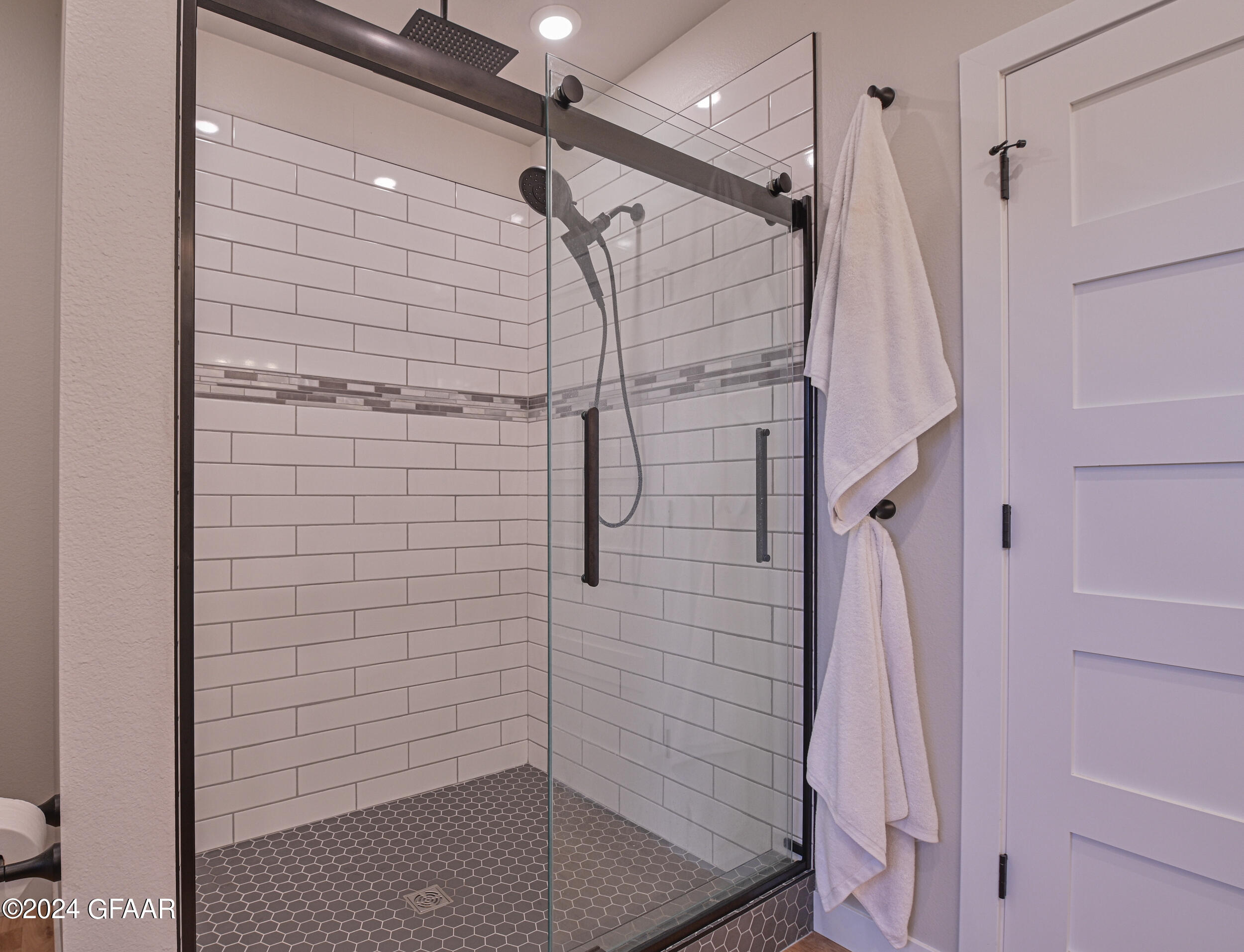 1800 KINGS VIEW Drive