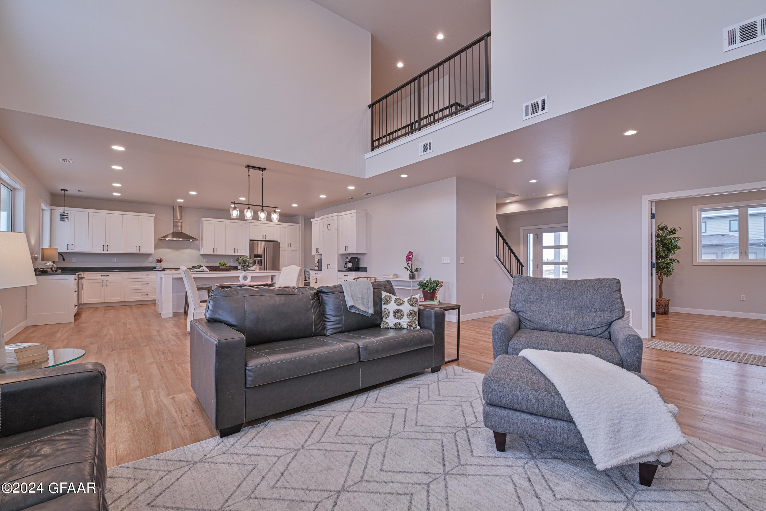 1800 KINGS VIEW Drive