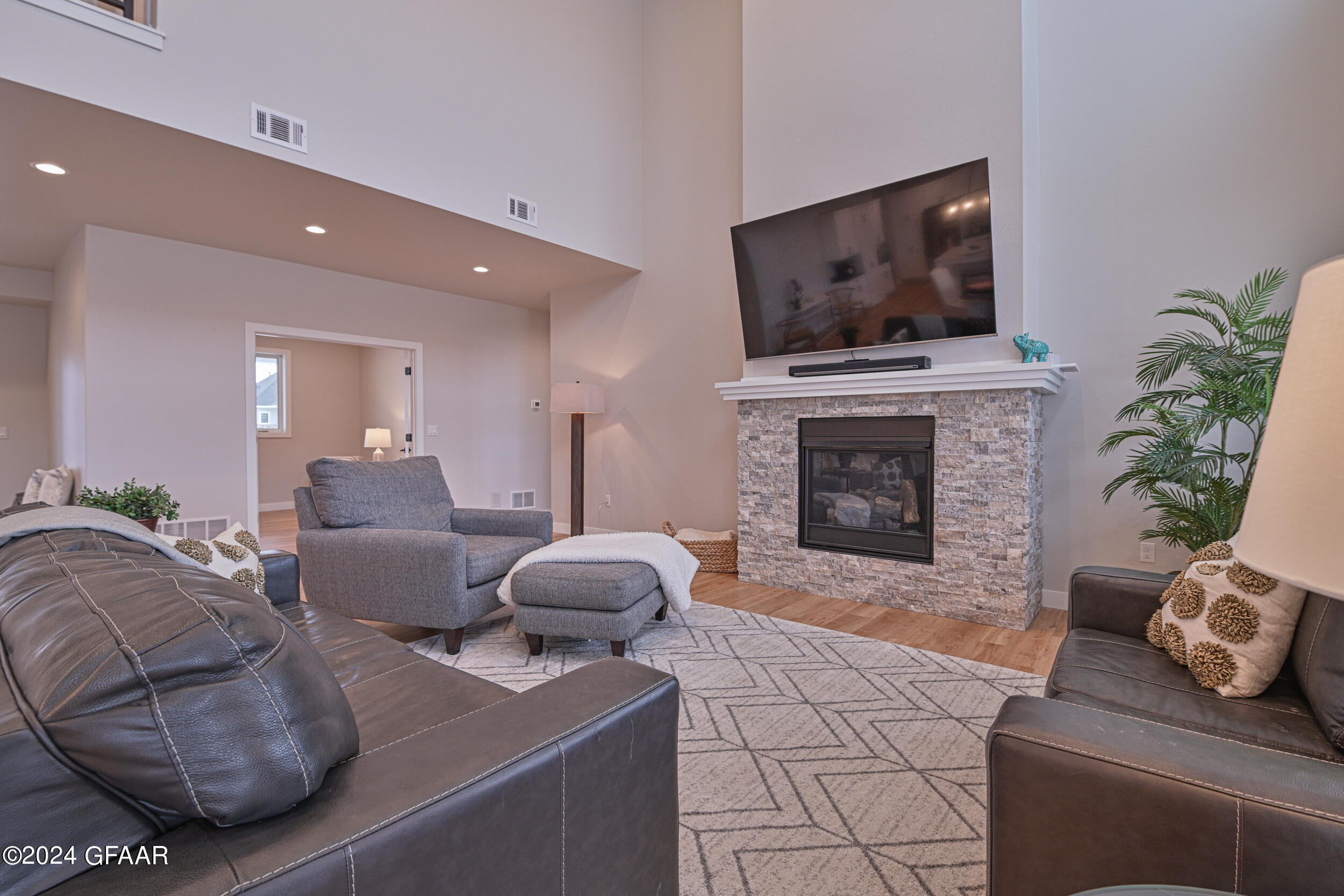 1800 KINGS VIEW Drive