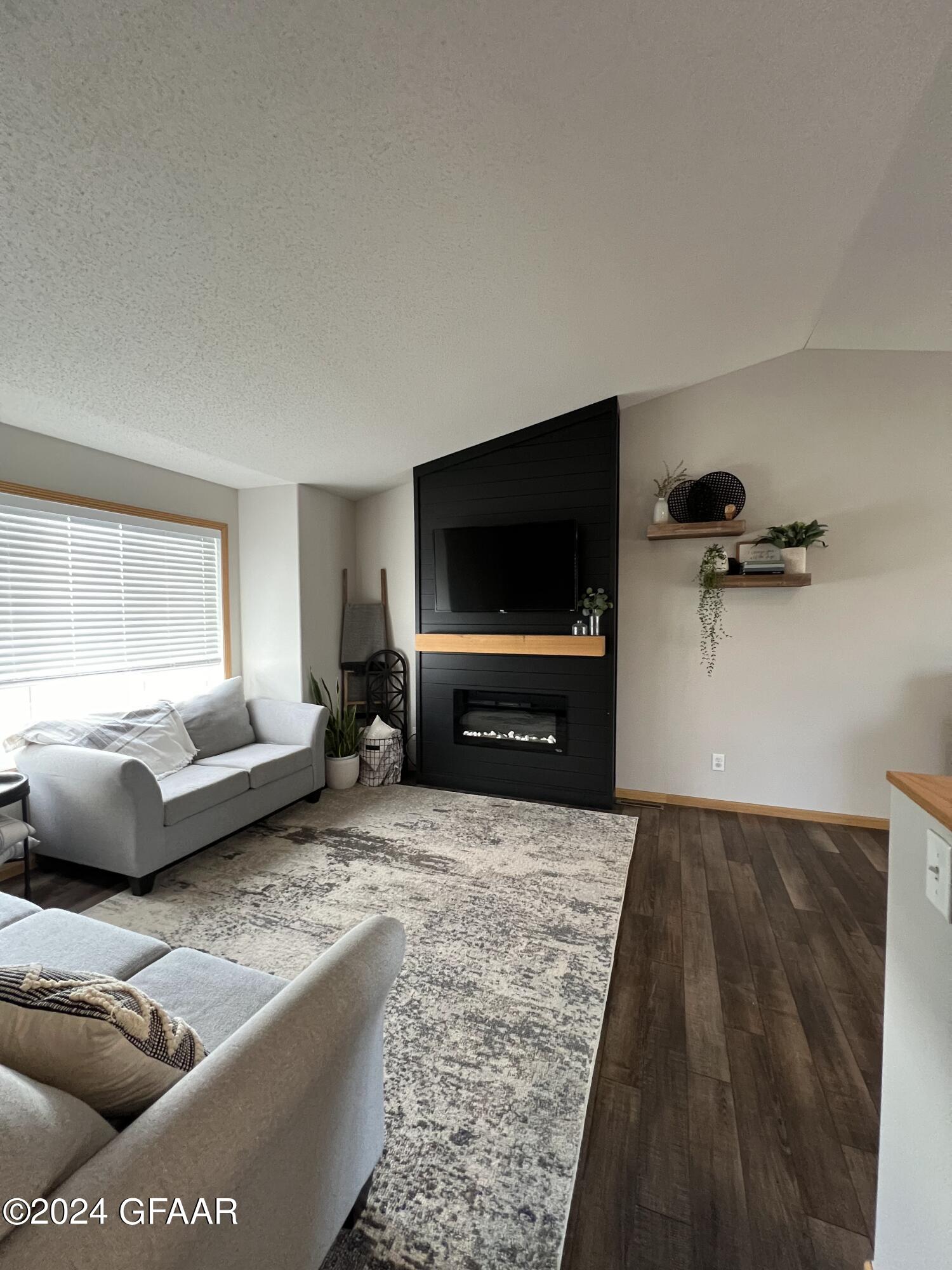 963 38 1/2 Avenue W