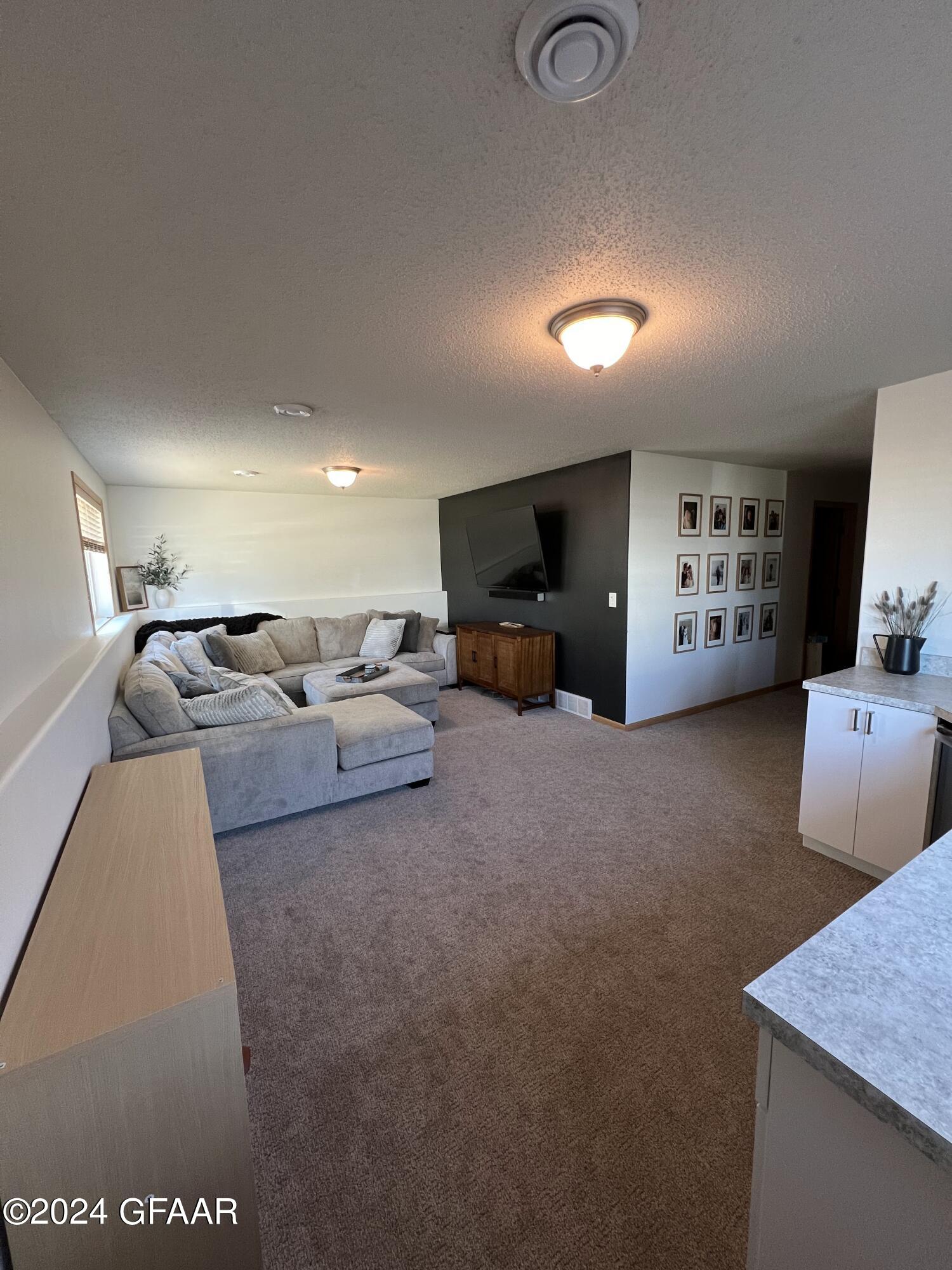 963 38 1/2 Avenue W