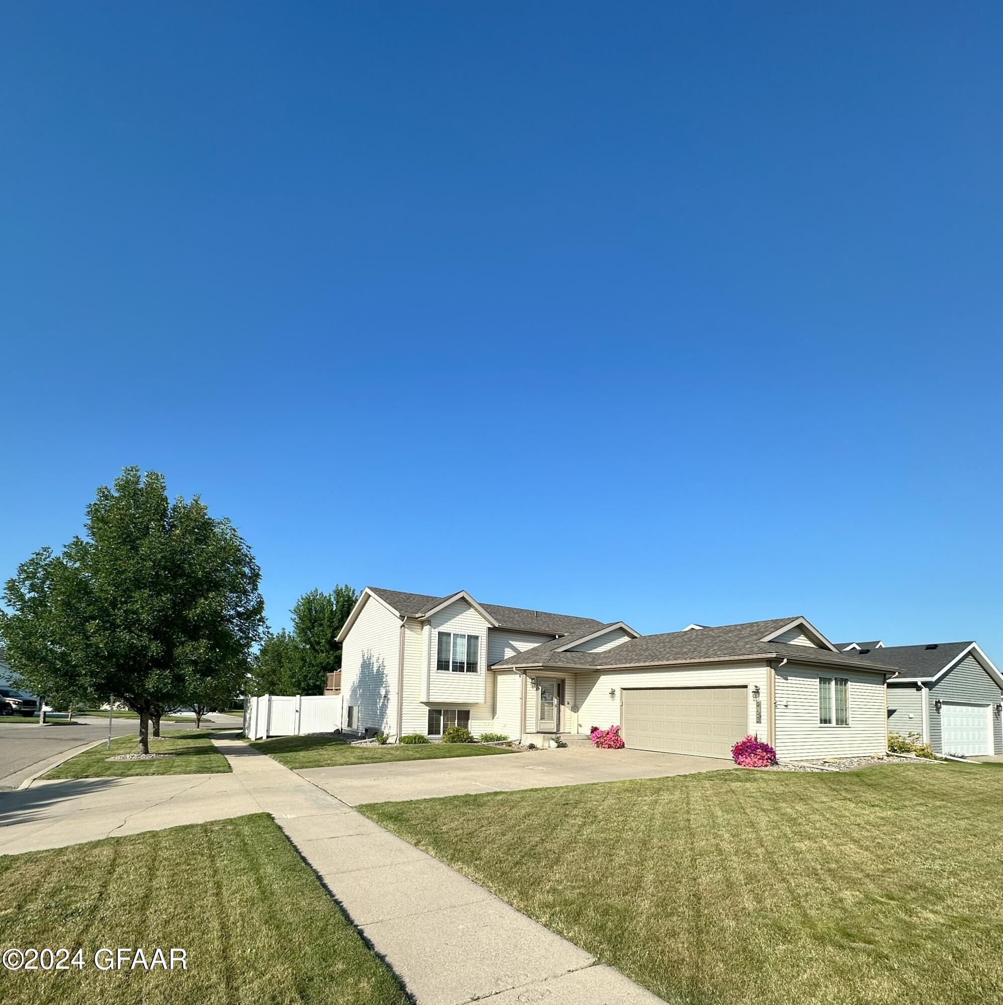 963 38 1/2 Avenue W
