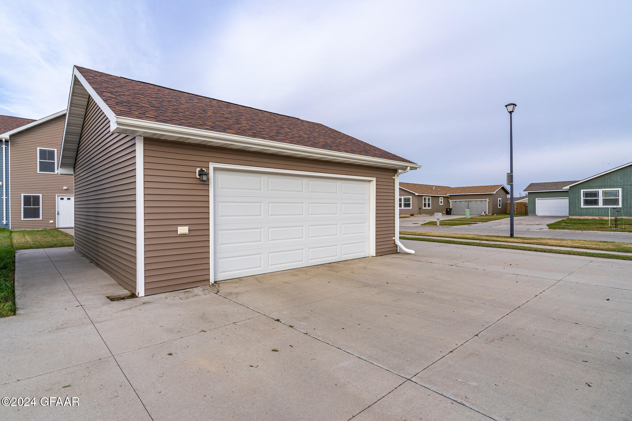 1001 THAMES Court