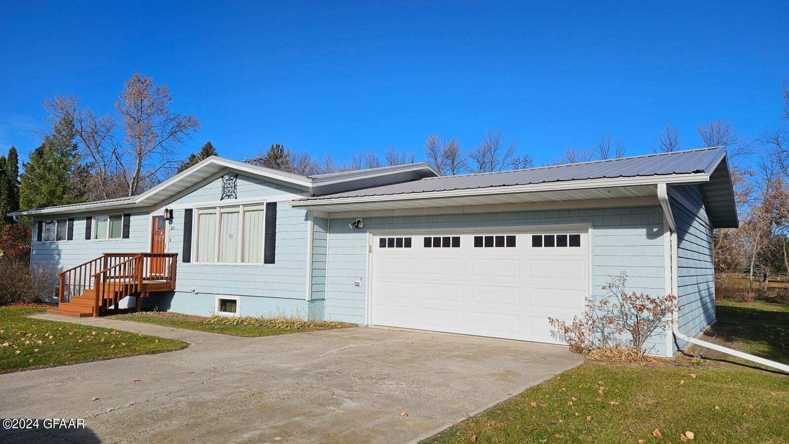 212 GOLF Avenue E, McVille