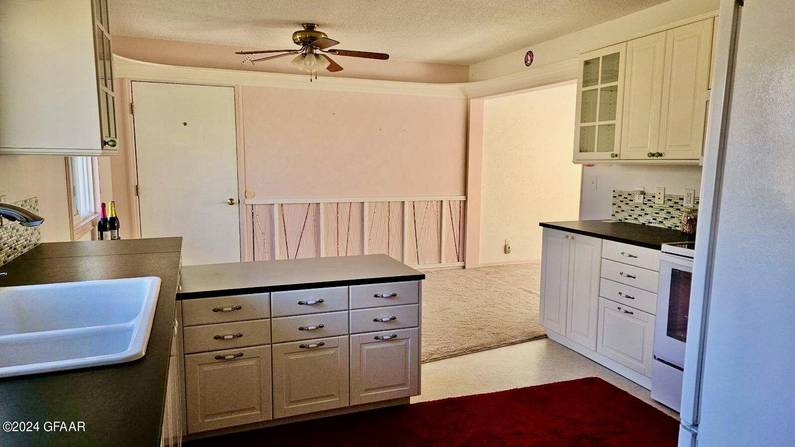 212 GOLF Avenue E, McVille