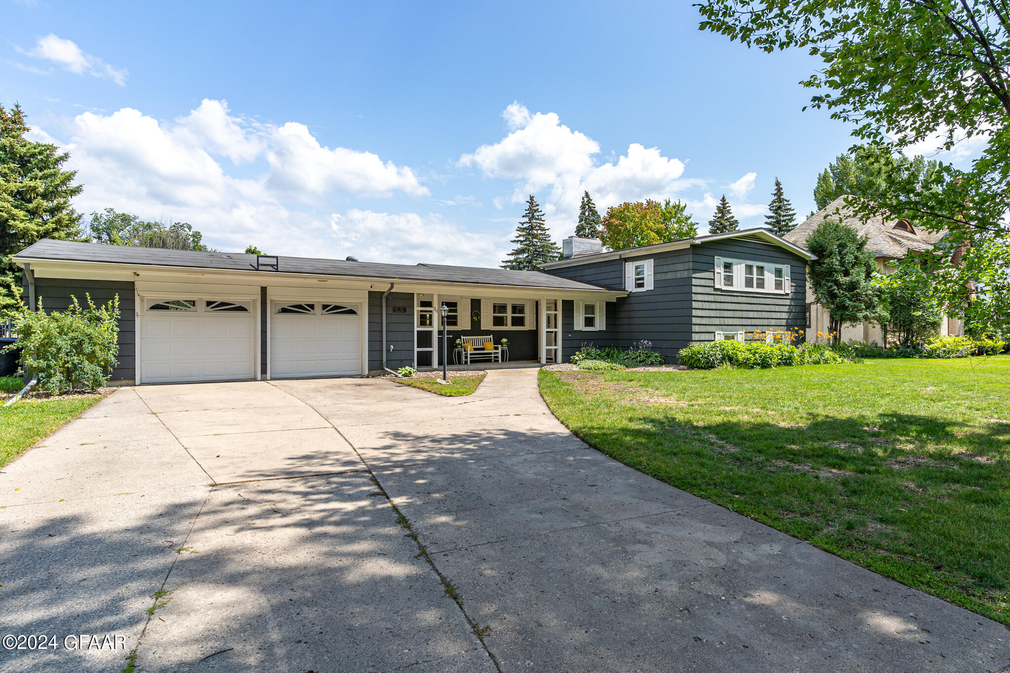 711 REEVES Drive