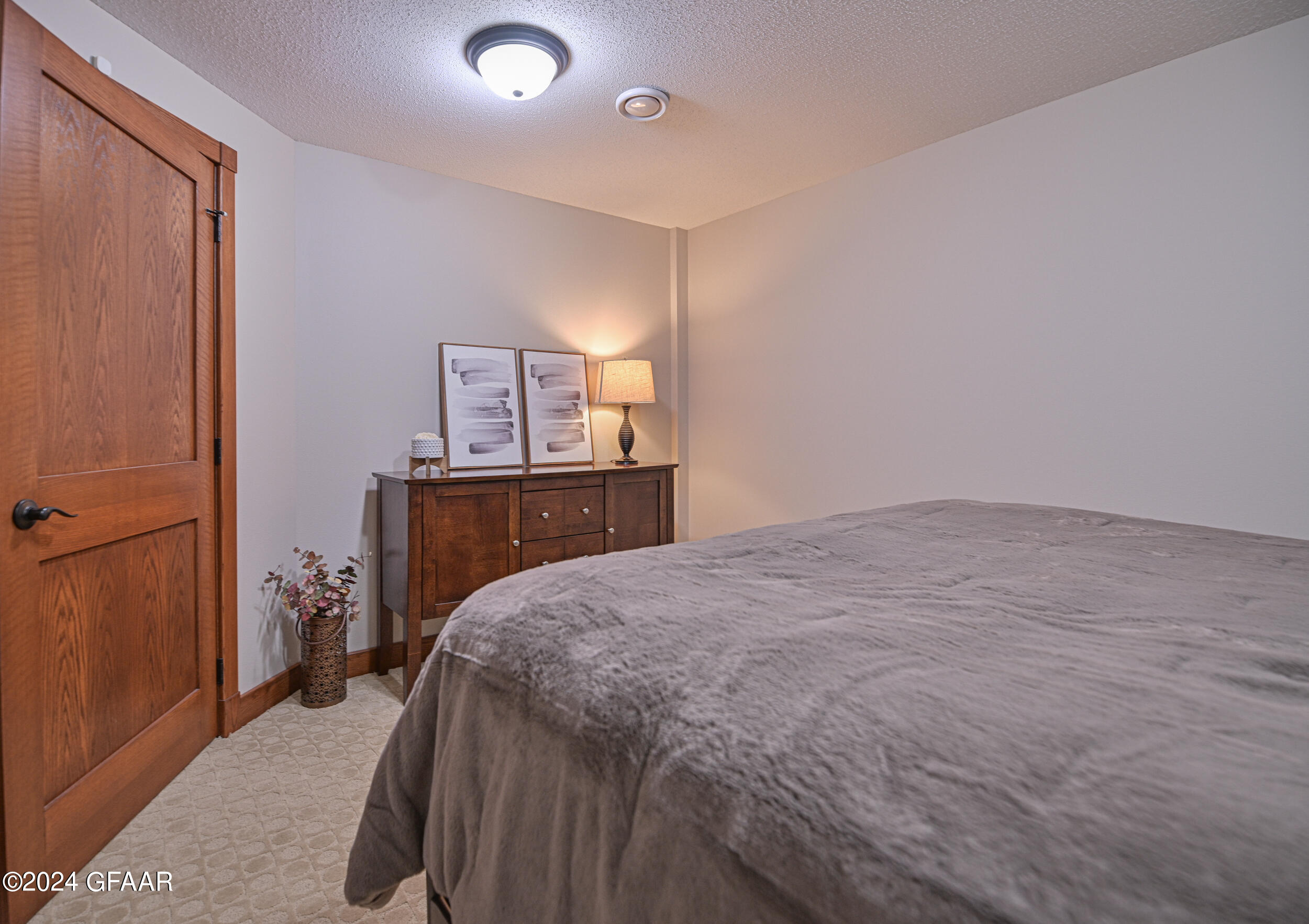 1490 ROBERT Circle