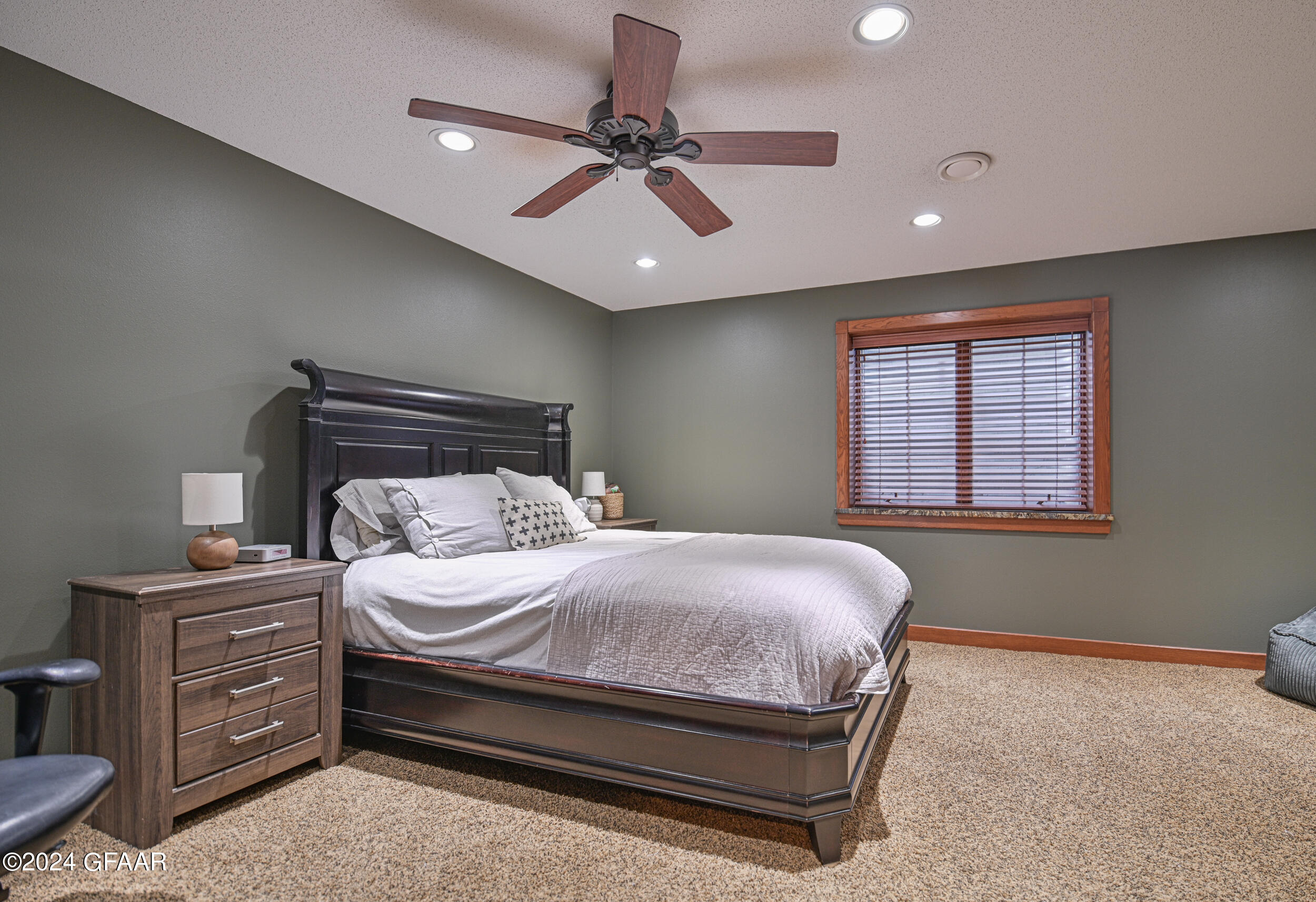 1490 ROBERT Circle