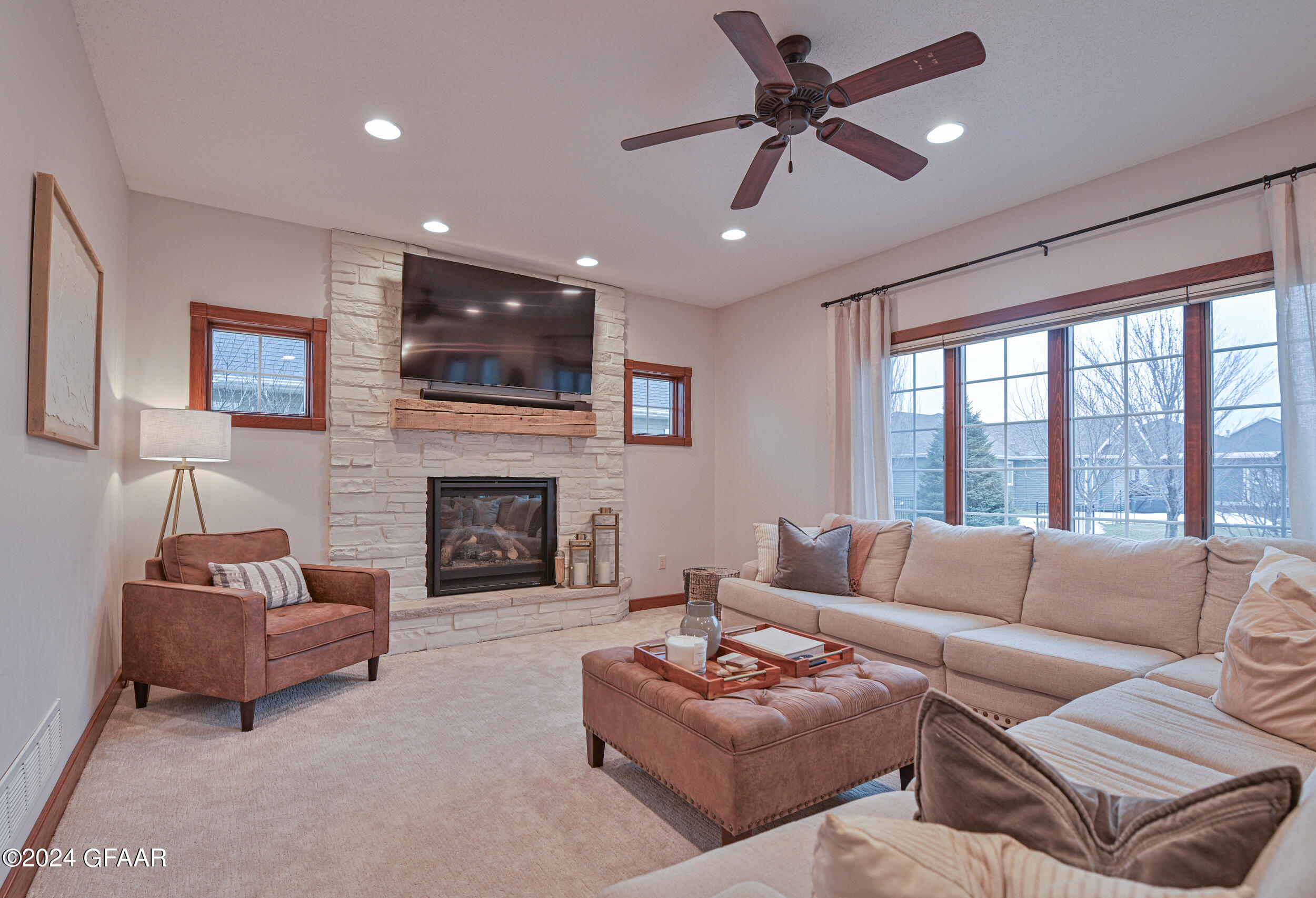 1490 ROBERT Circle