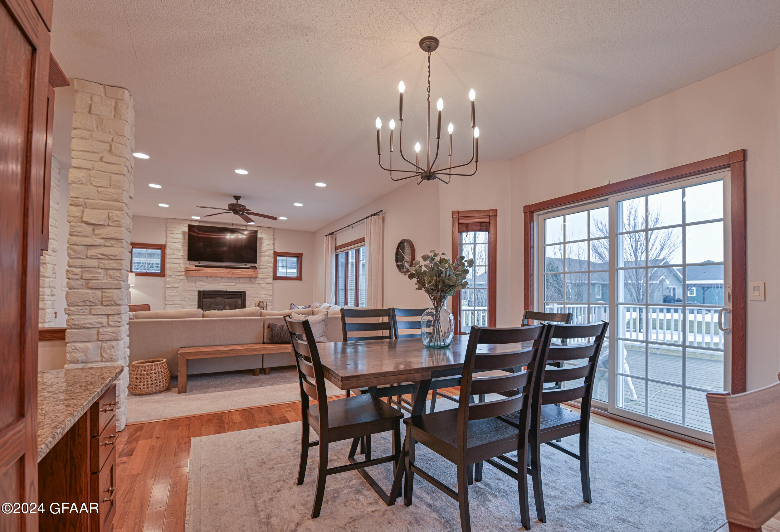 1490 ROBERT Circle
