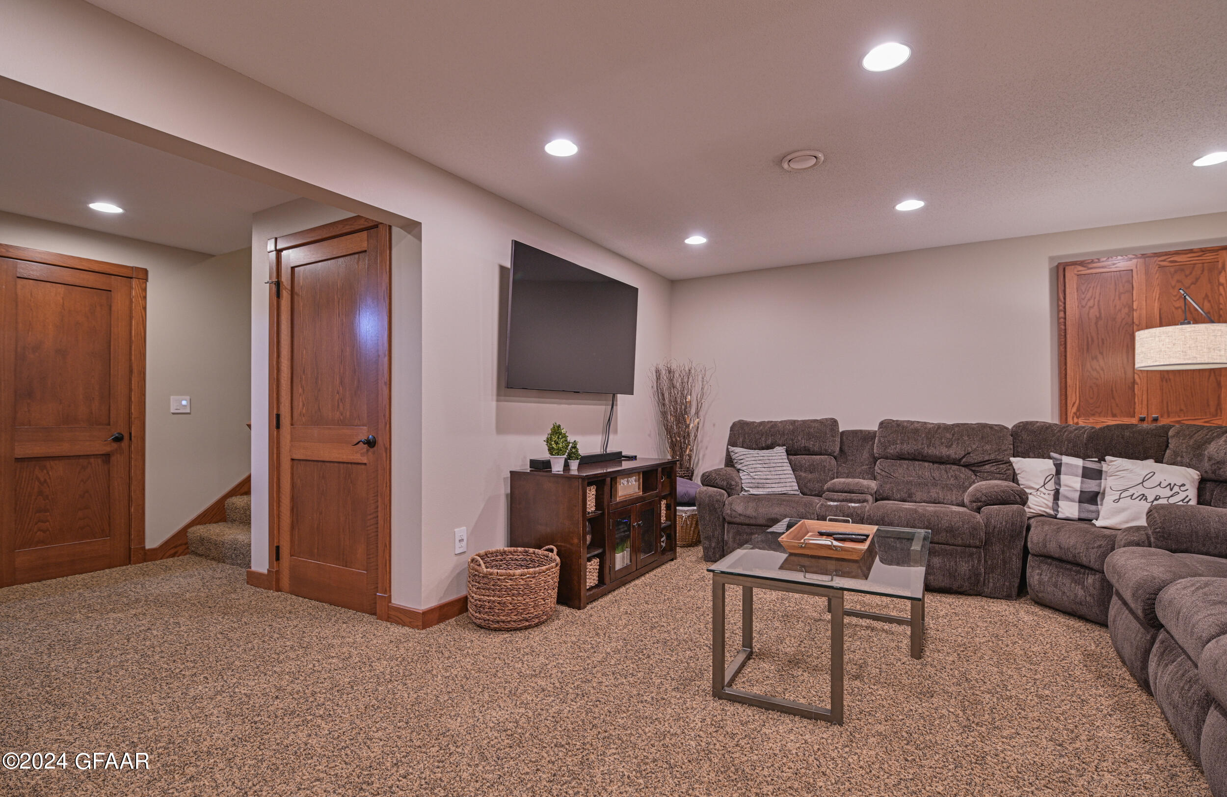 1490 ROBERT Circle