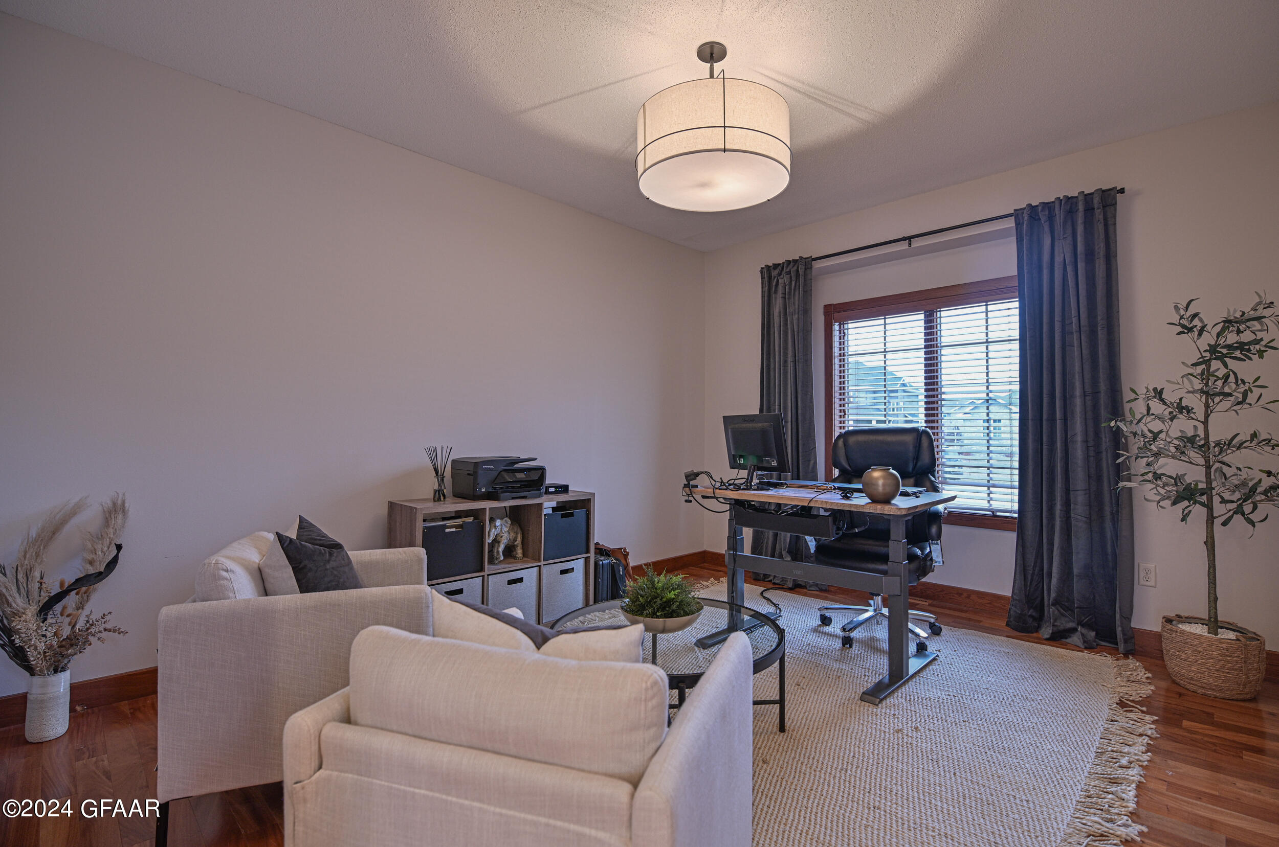 1490 ROBERT Circle