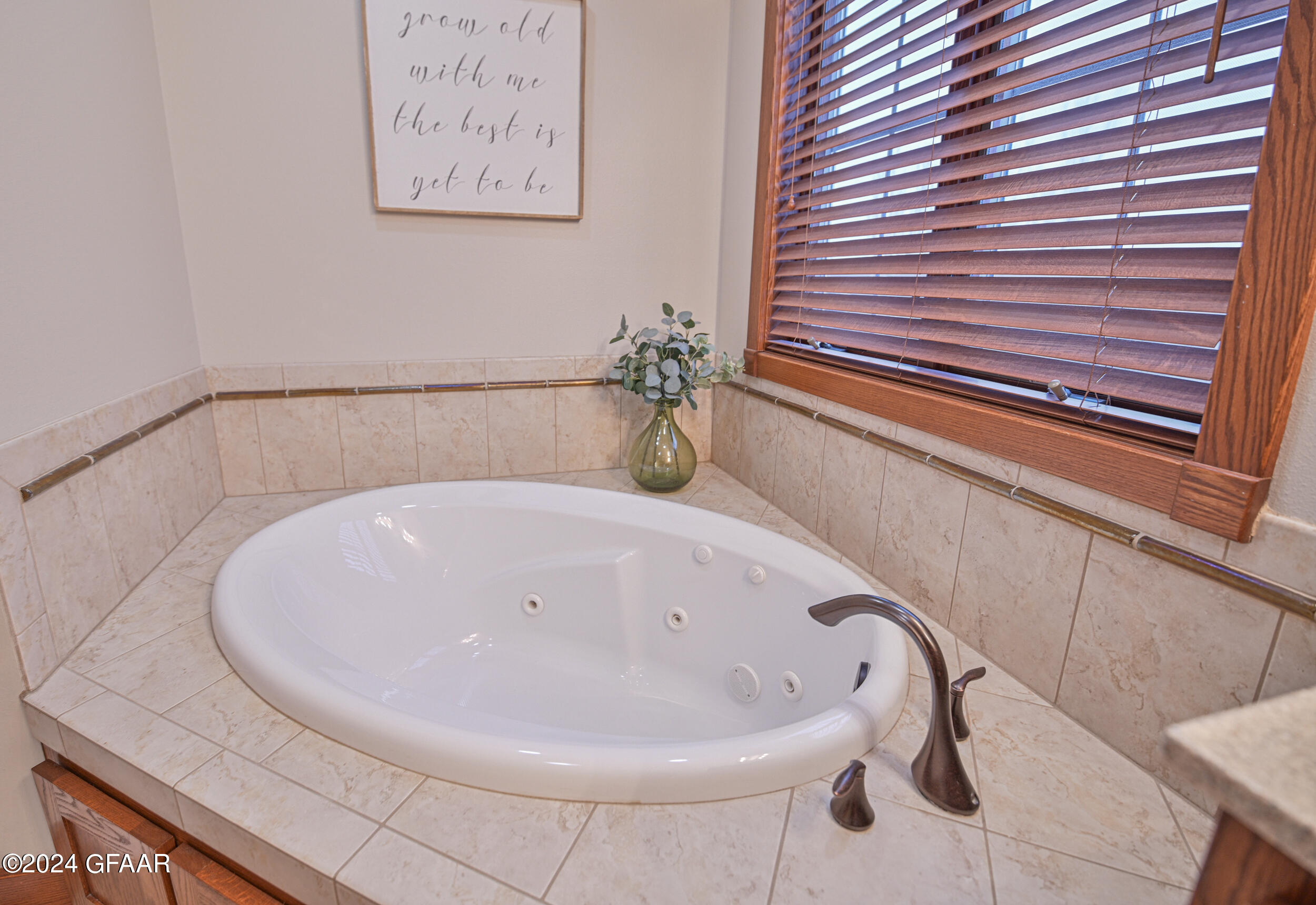 1490 ROBERT Circle