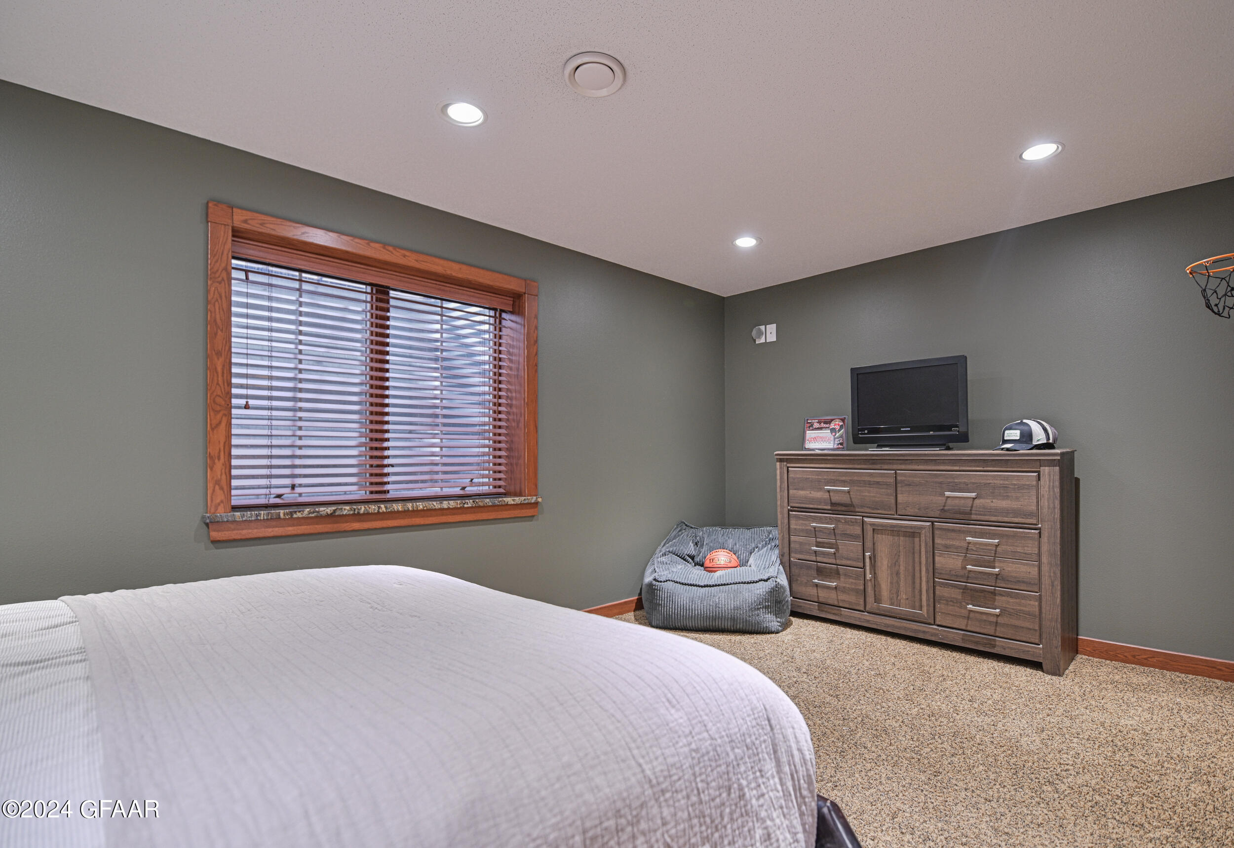 1490 ROBERT Circle