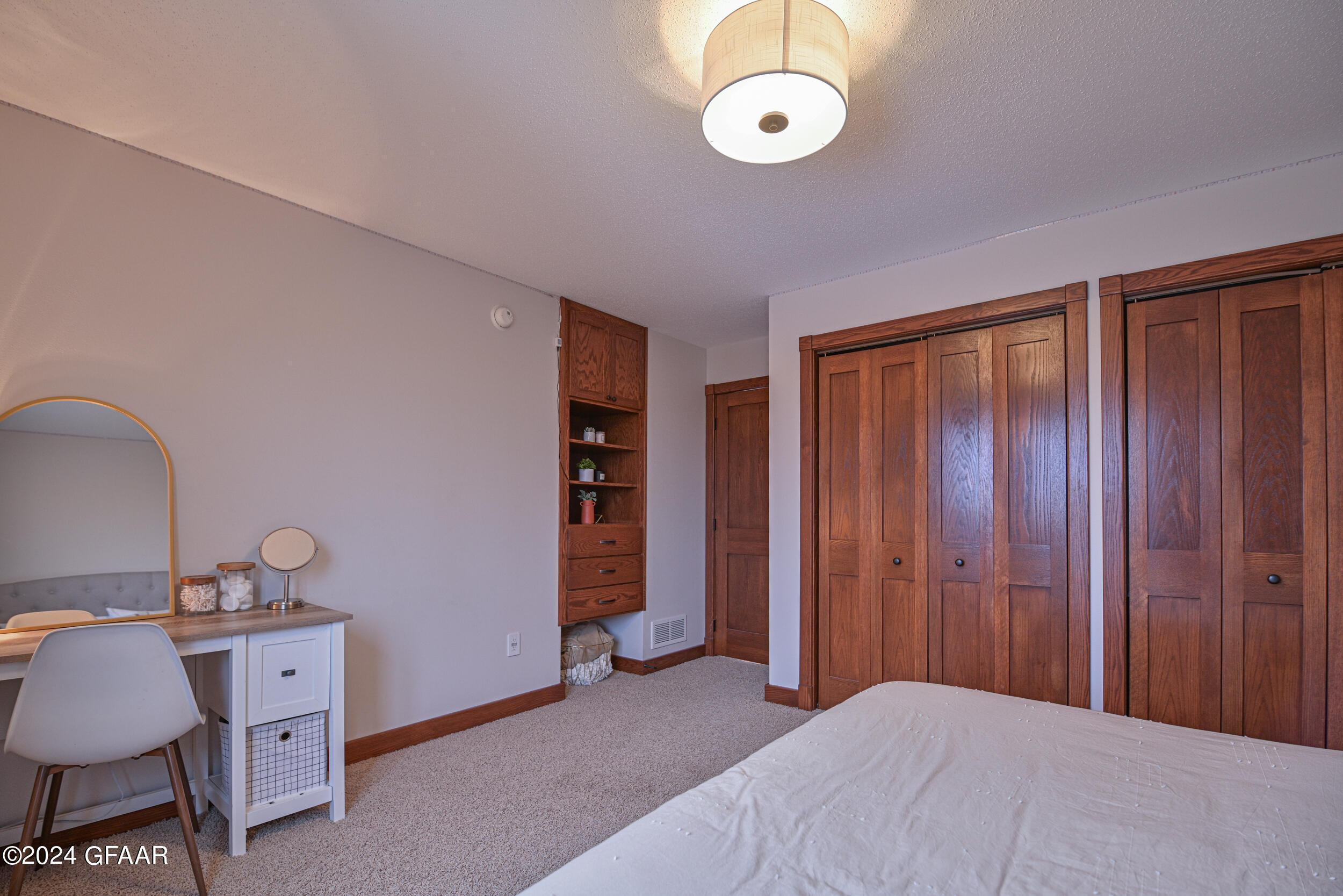 1490 ROBERT Circle