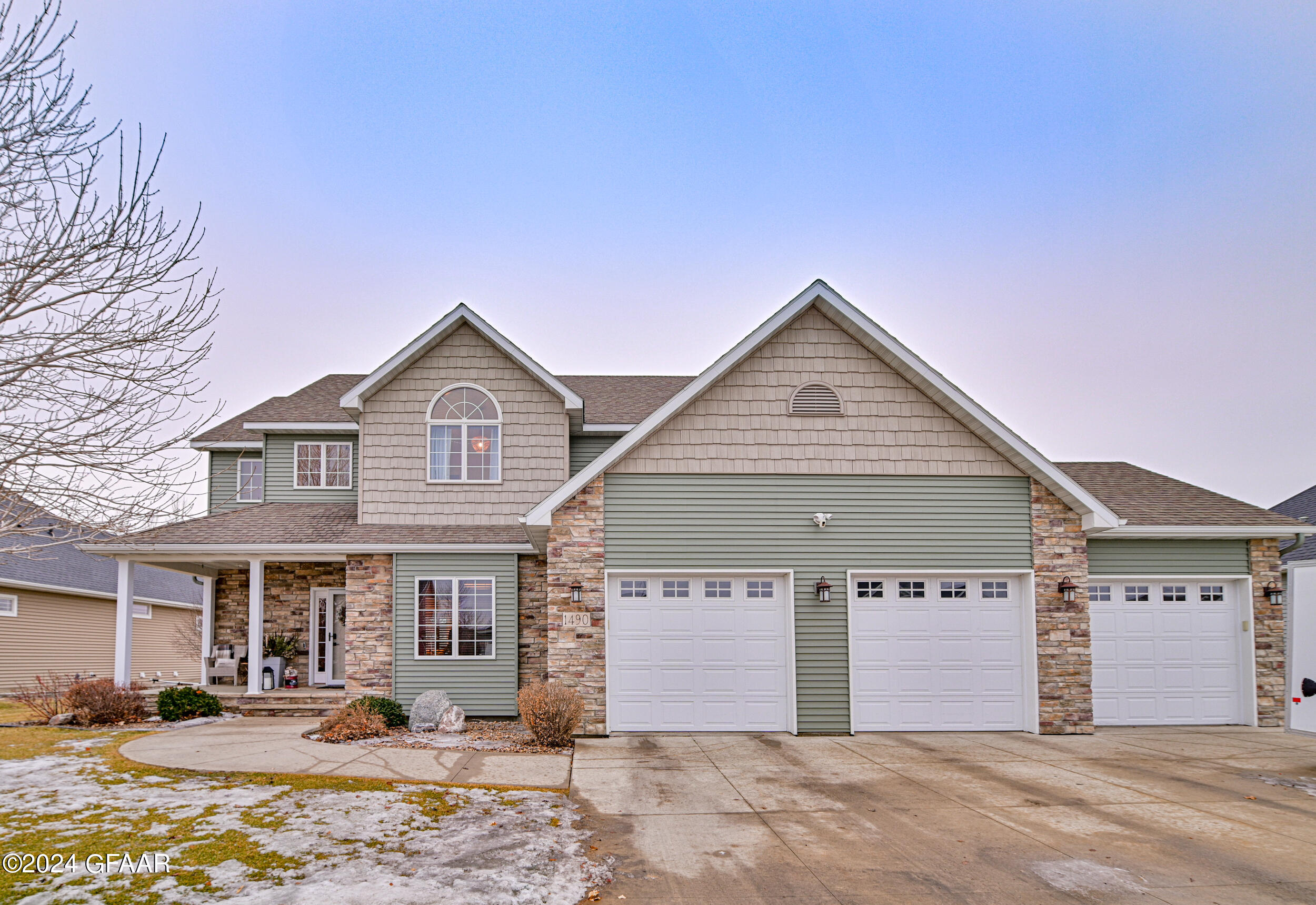 1490 ROBERT Circle