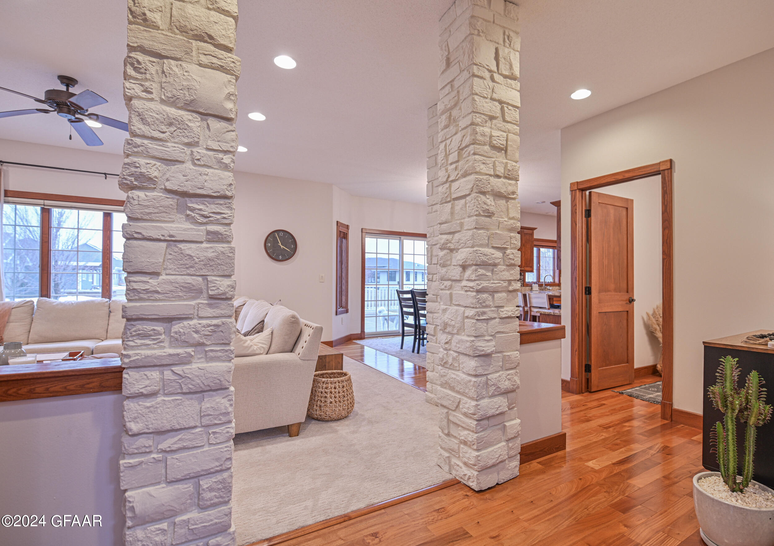 1490 ROBERT Circle