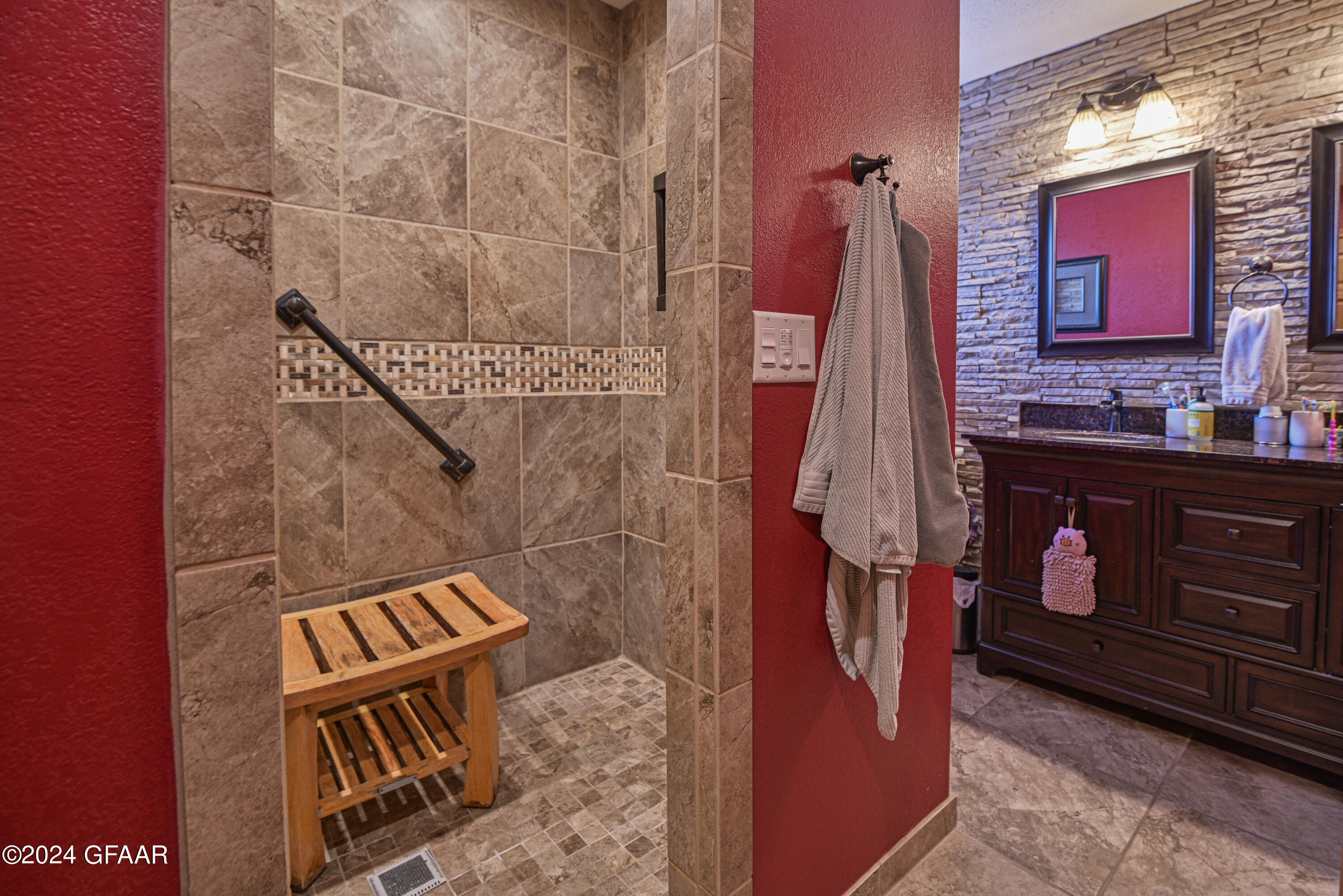 1220 EAGLE Avenue NE