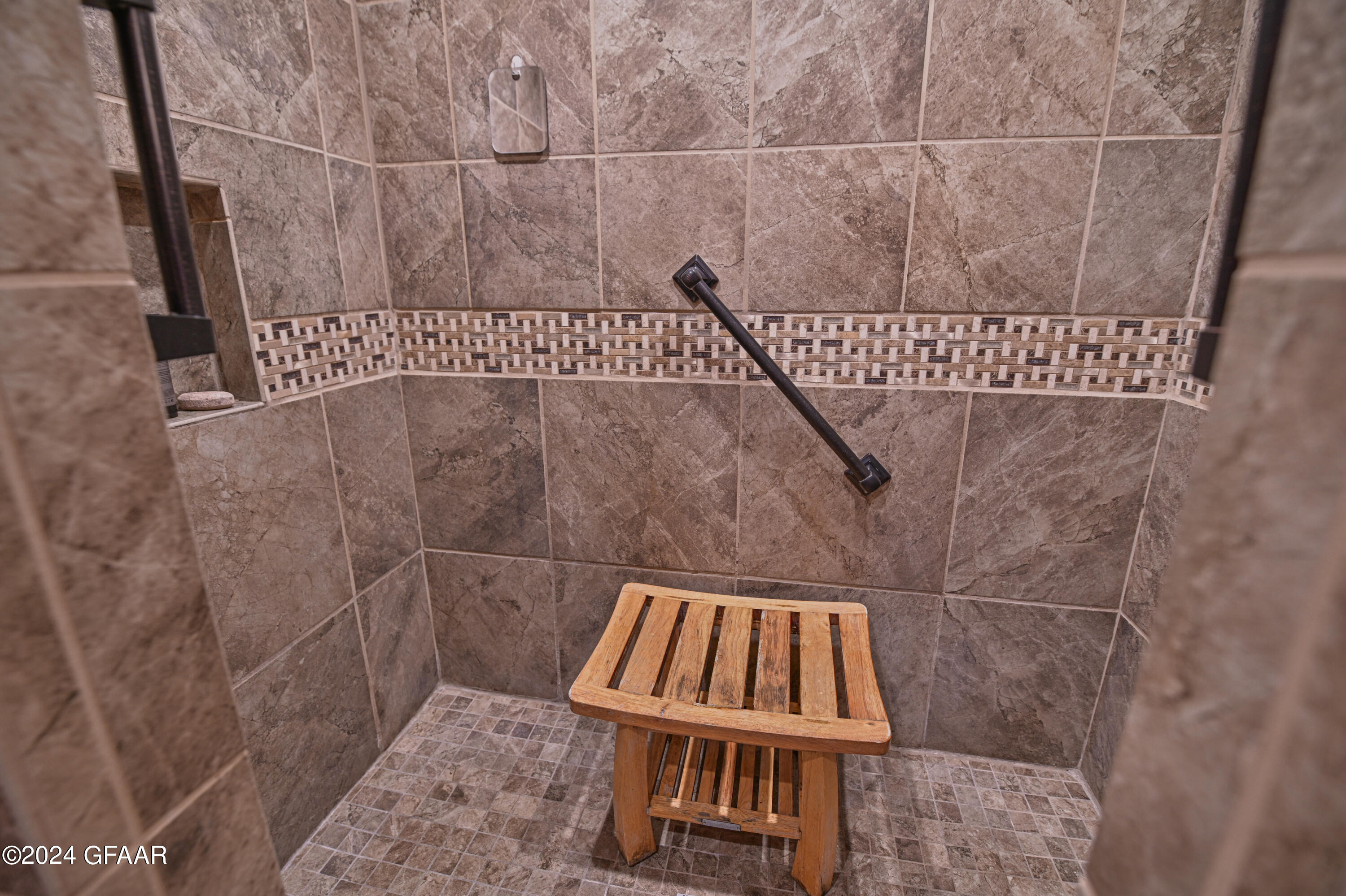 1220 EAGLE Avenue NE