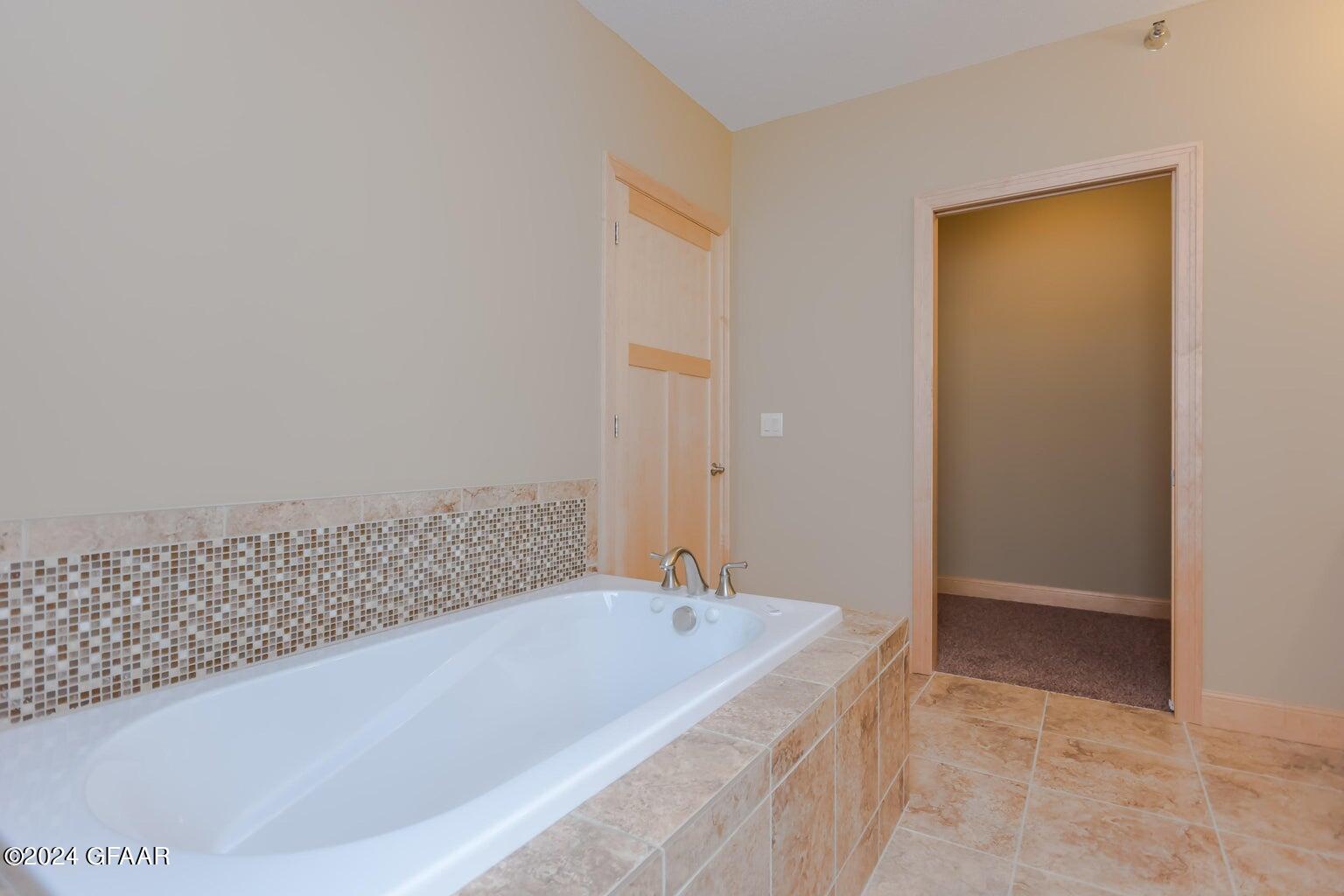 6100 KINGS VIEW Drive, 206