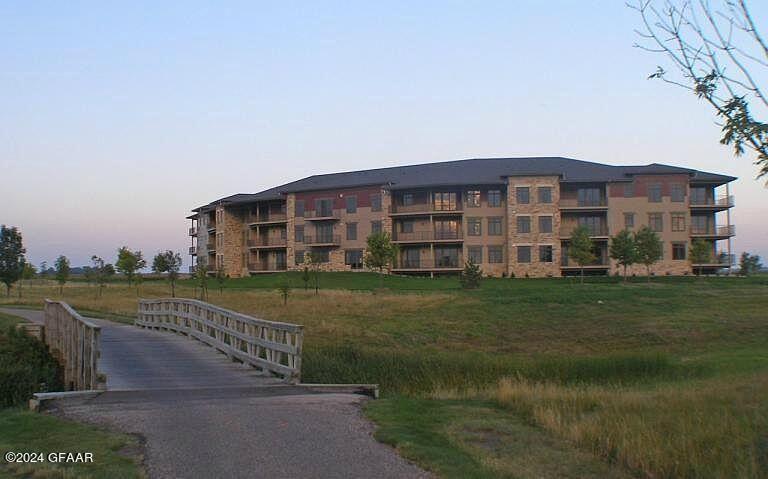 6100 KINGS VIEW Drive, 206
