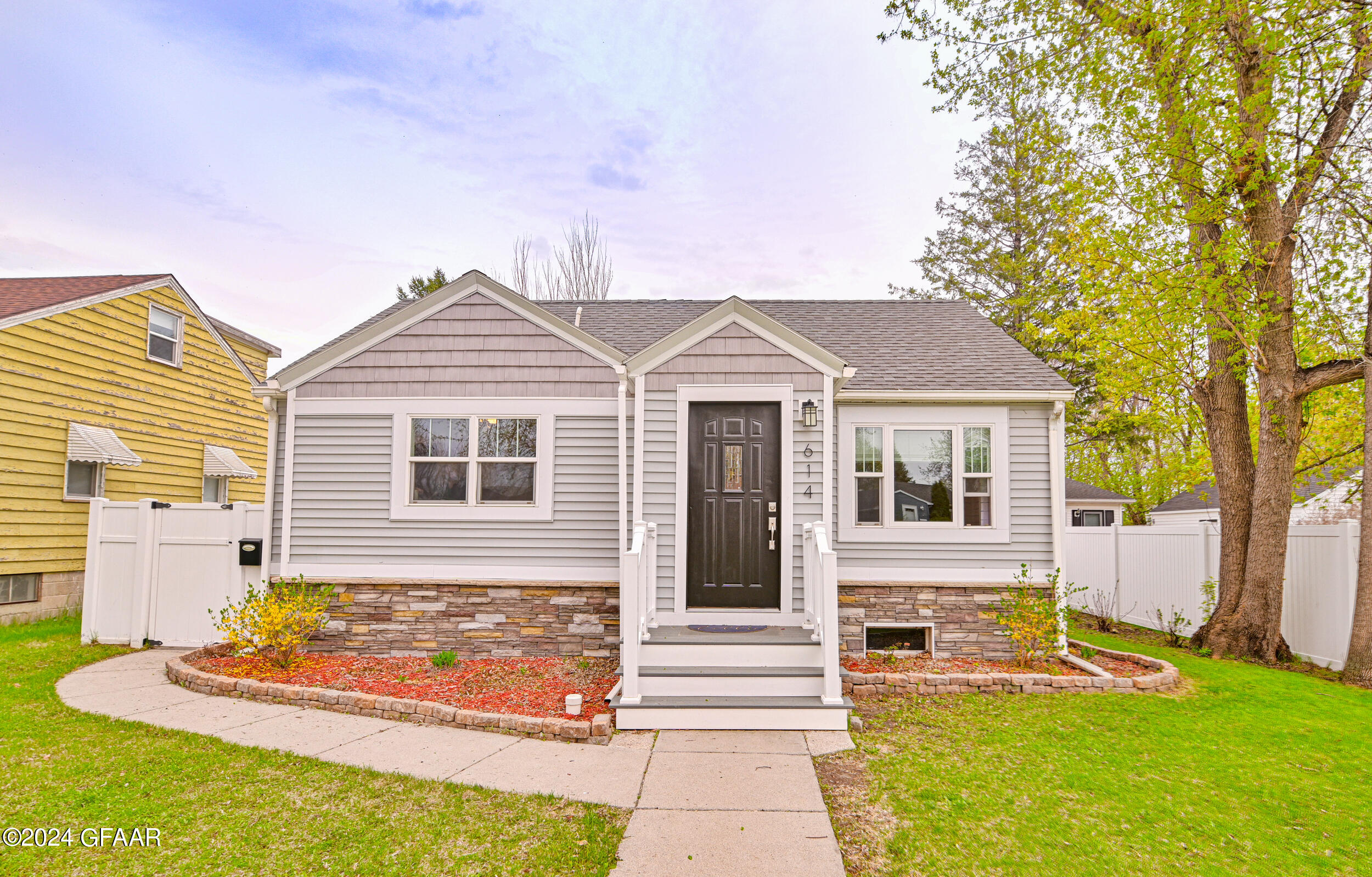 614 4TH Avenue NE