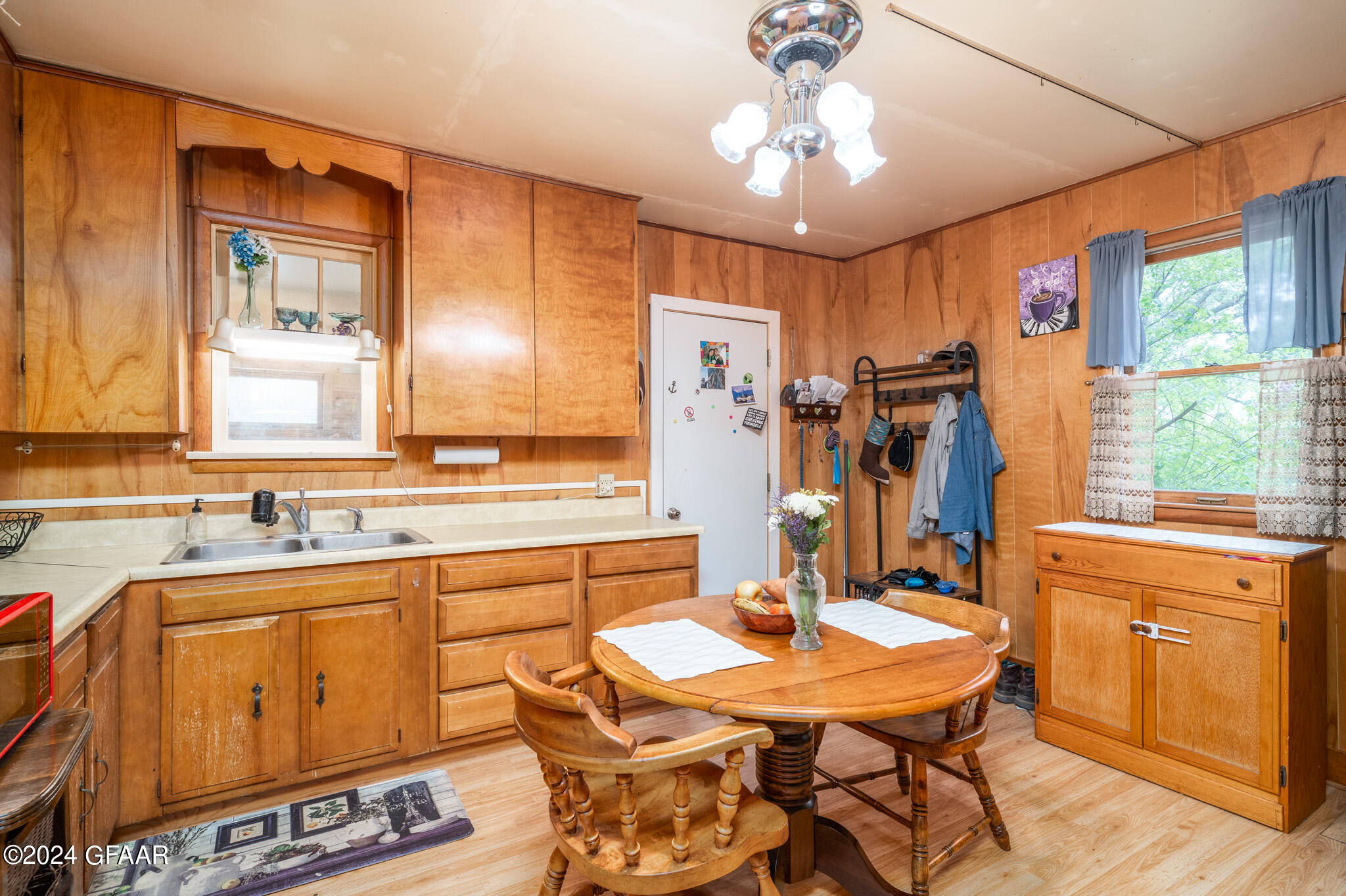 401 JEFFERSON Avenue