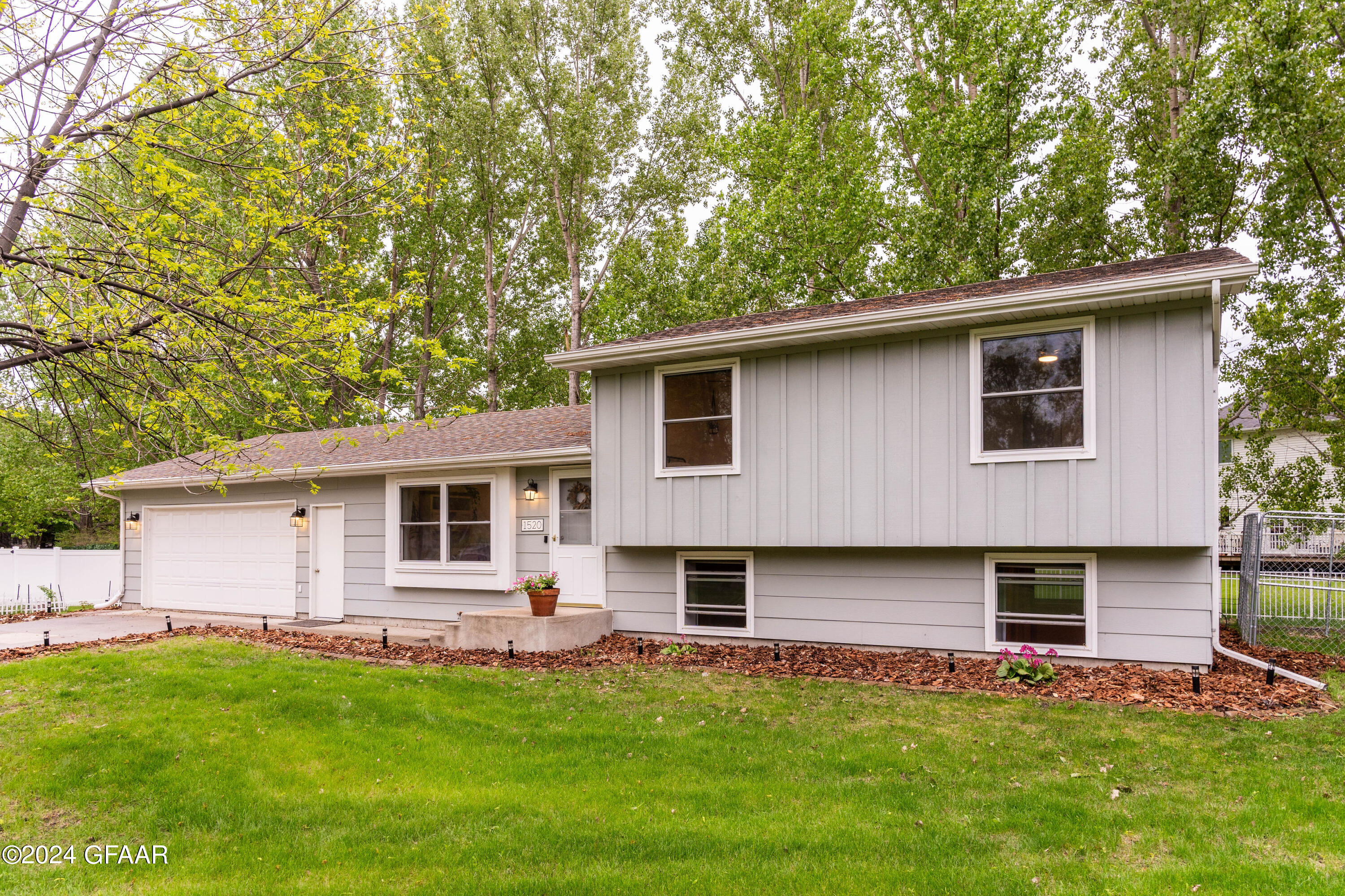 1520 KUSTER Court