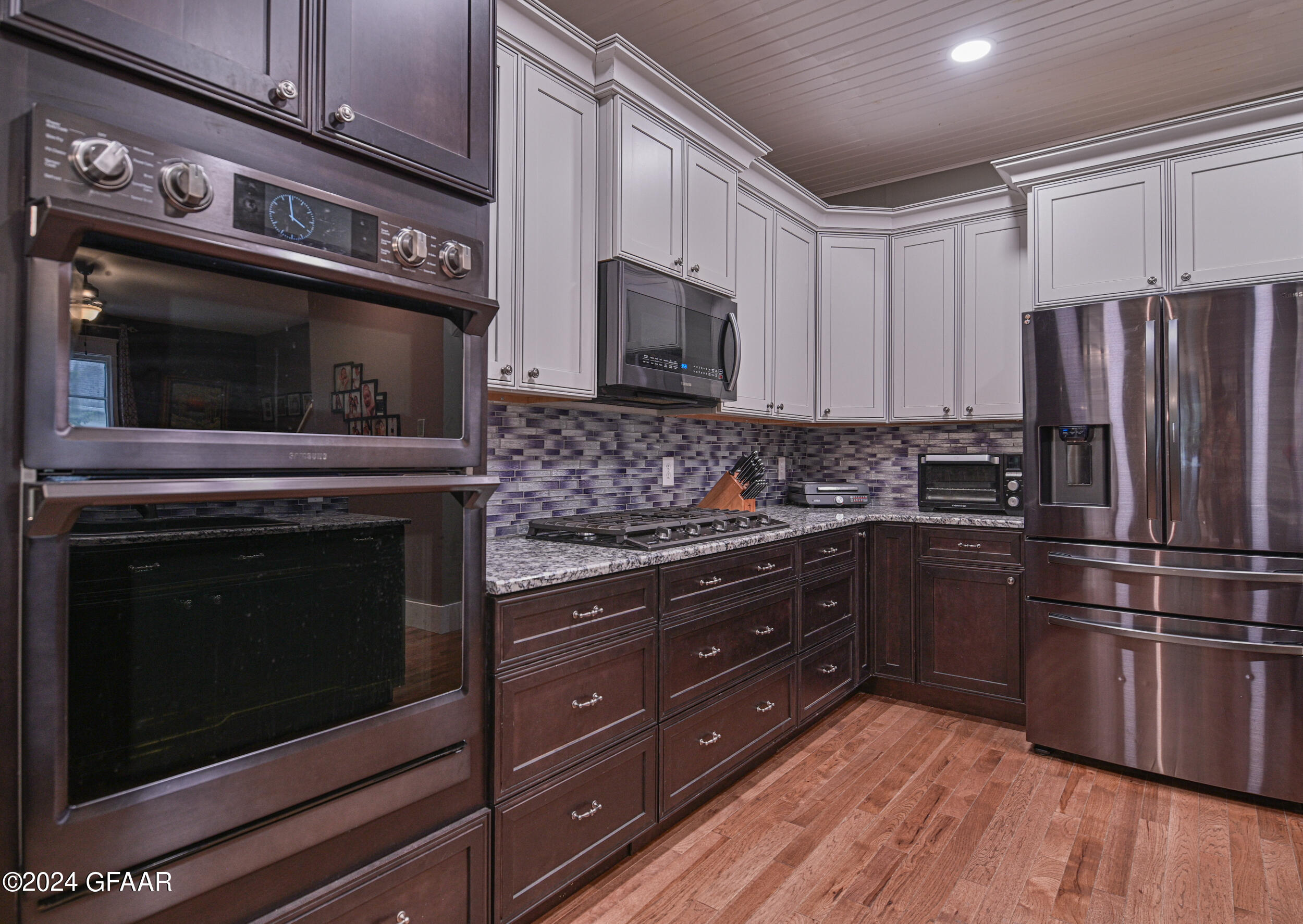 215 E 5TH Street