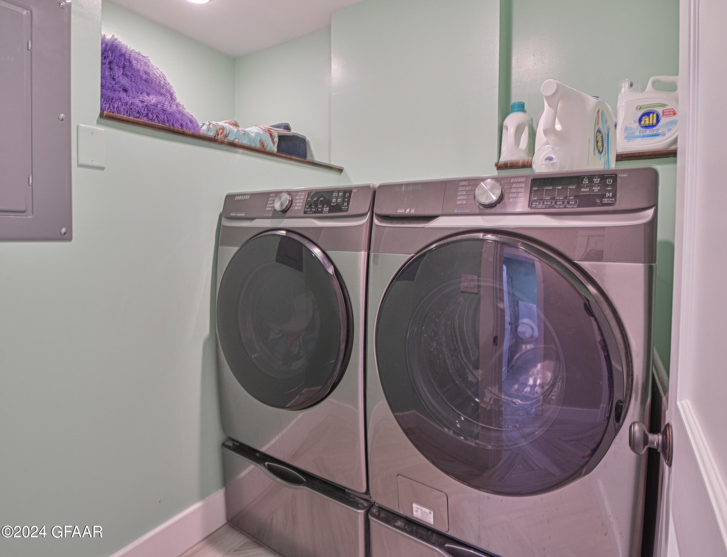 215 E 5TH Street