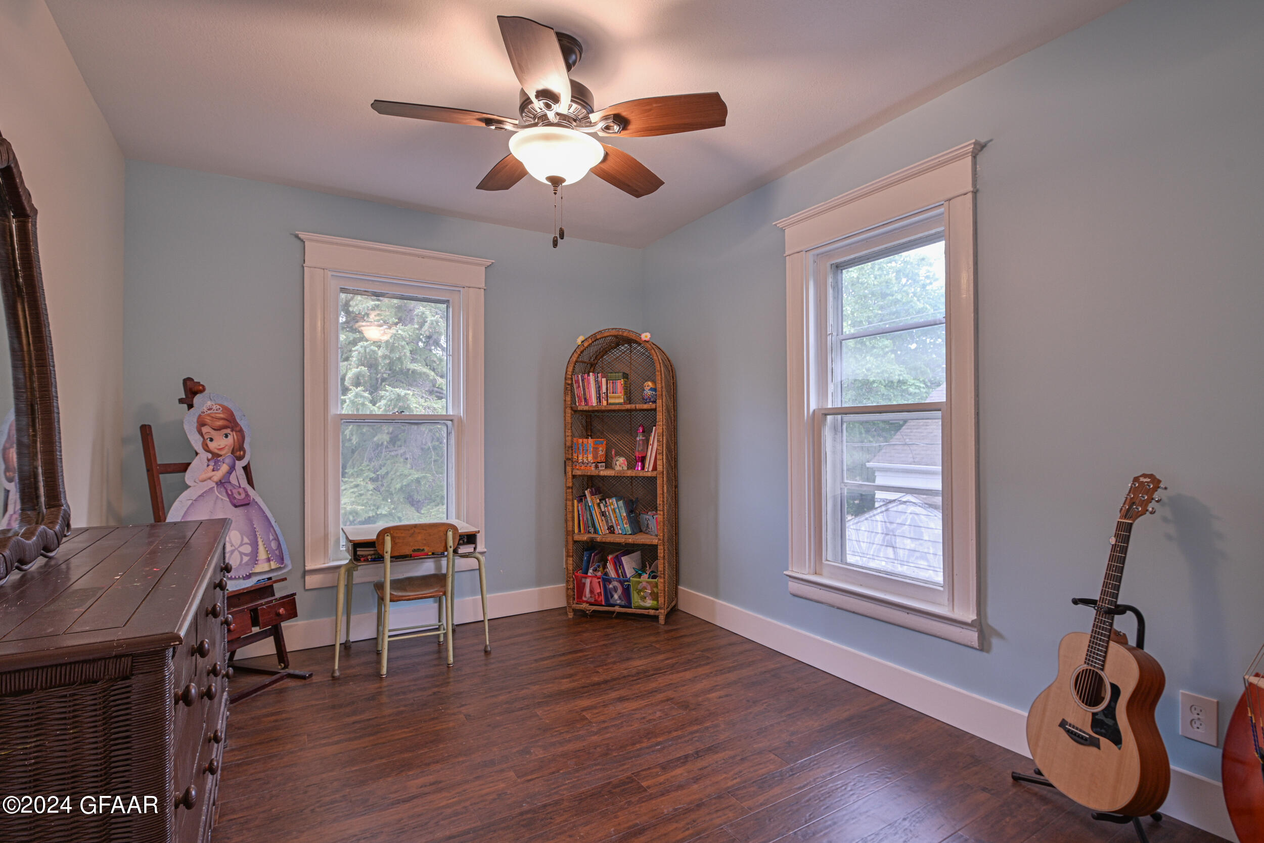 215 E 5TH Street