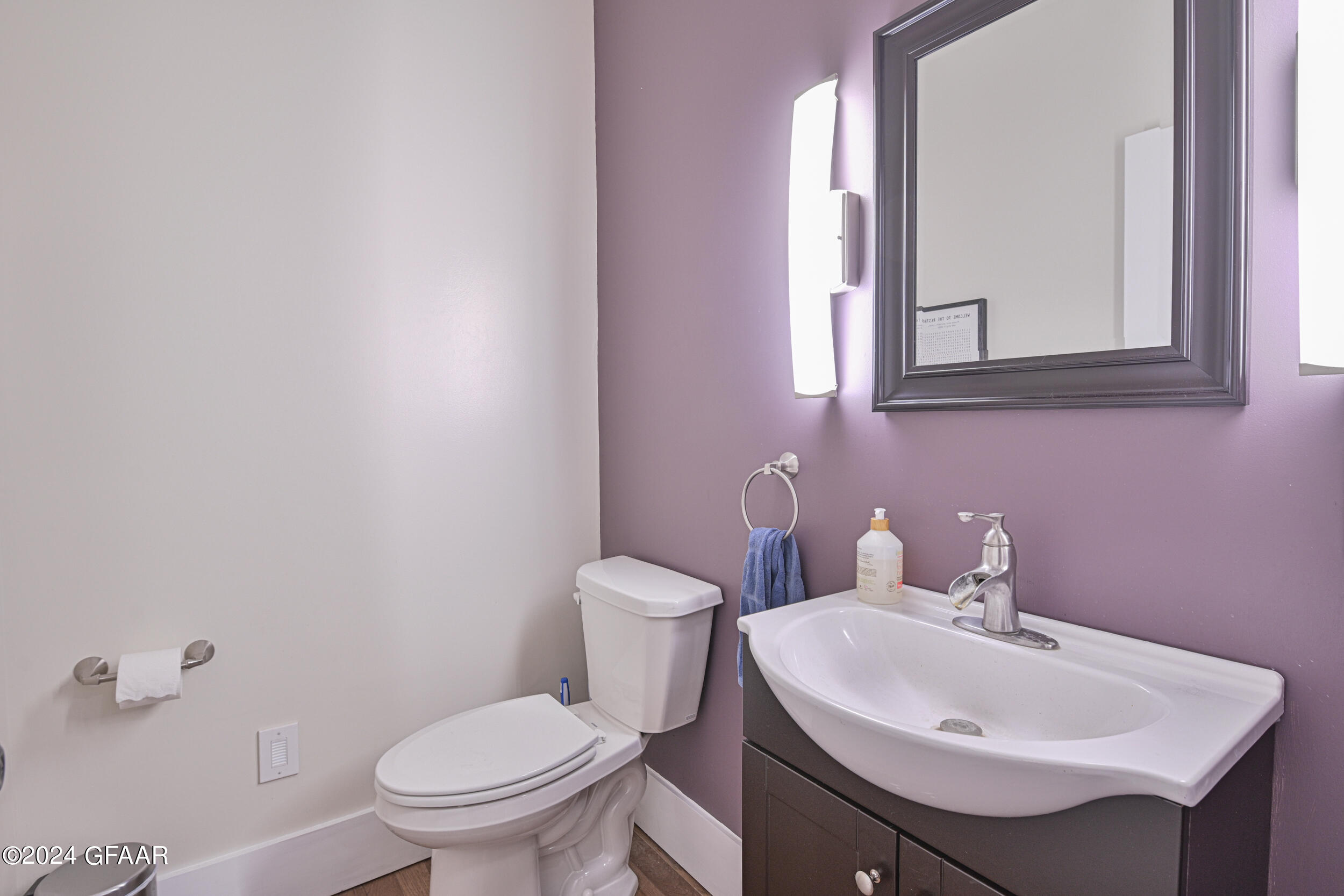 215 E 5TH Street