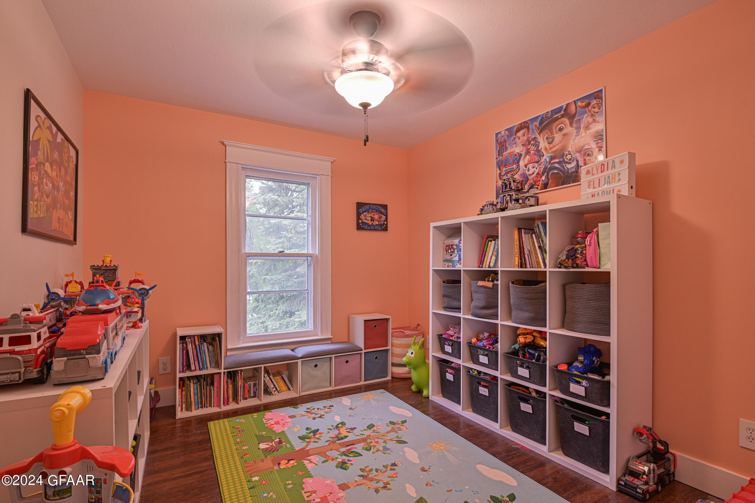 215 E 5TH Street