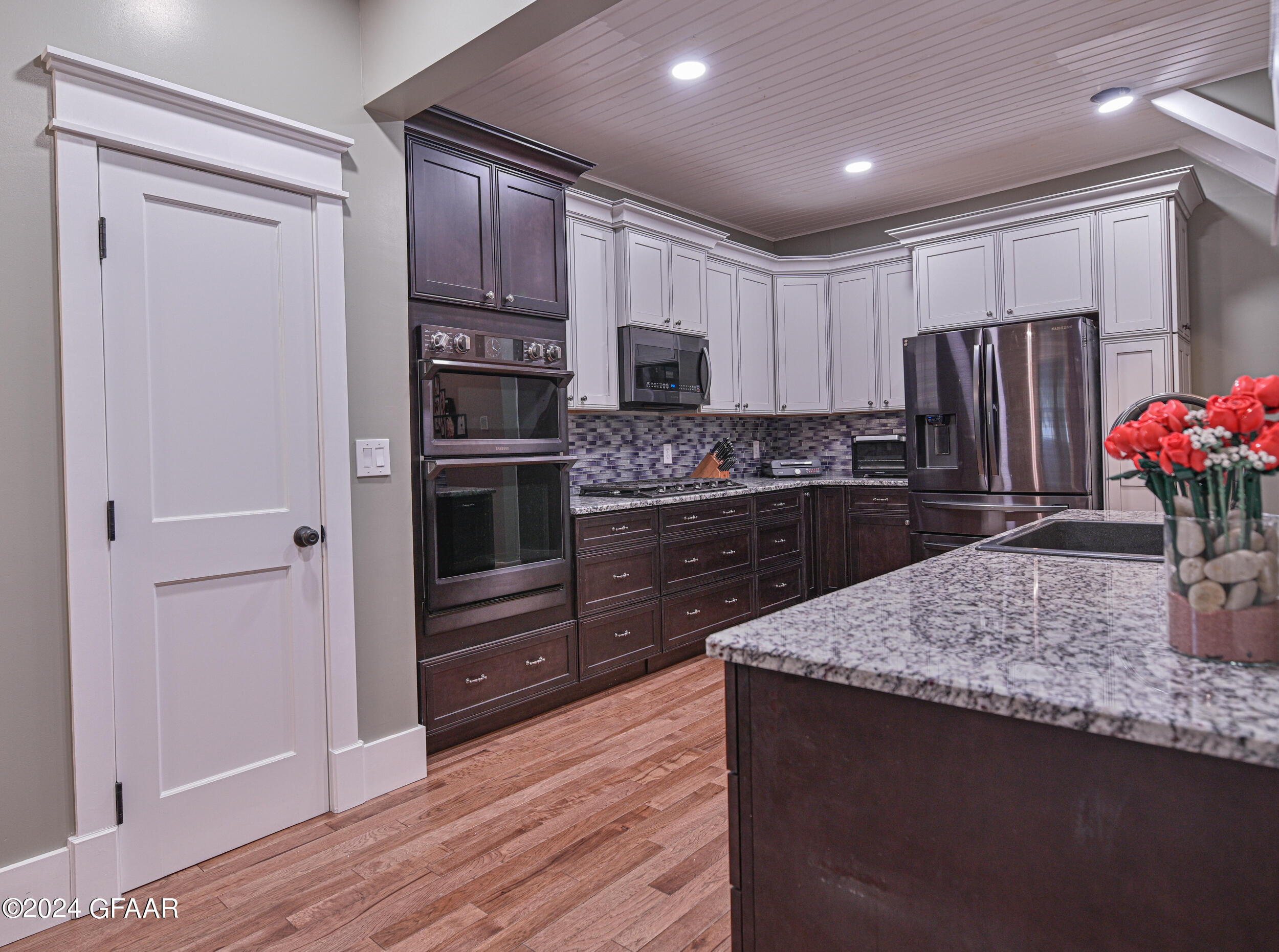 215 E 5TH Street