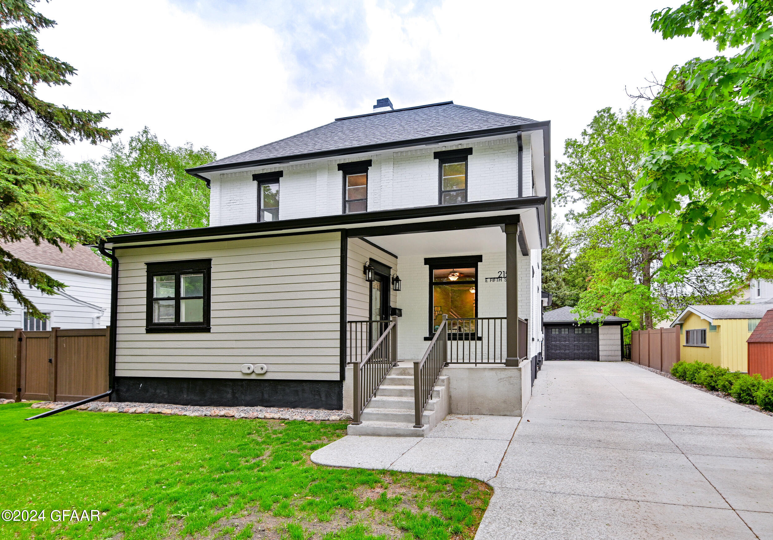 215 E 5TH Street