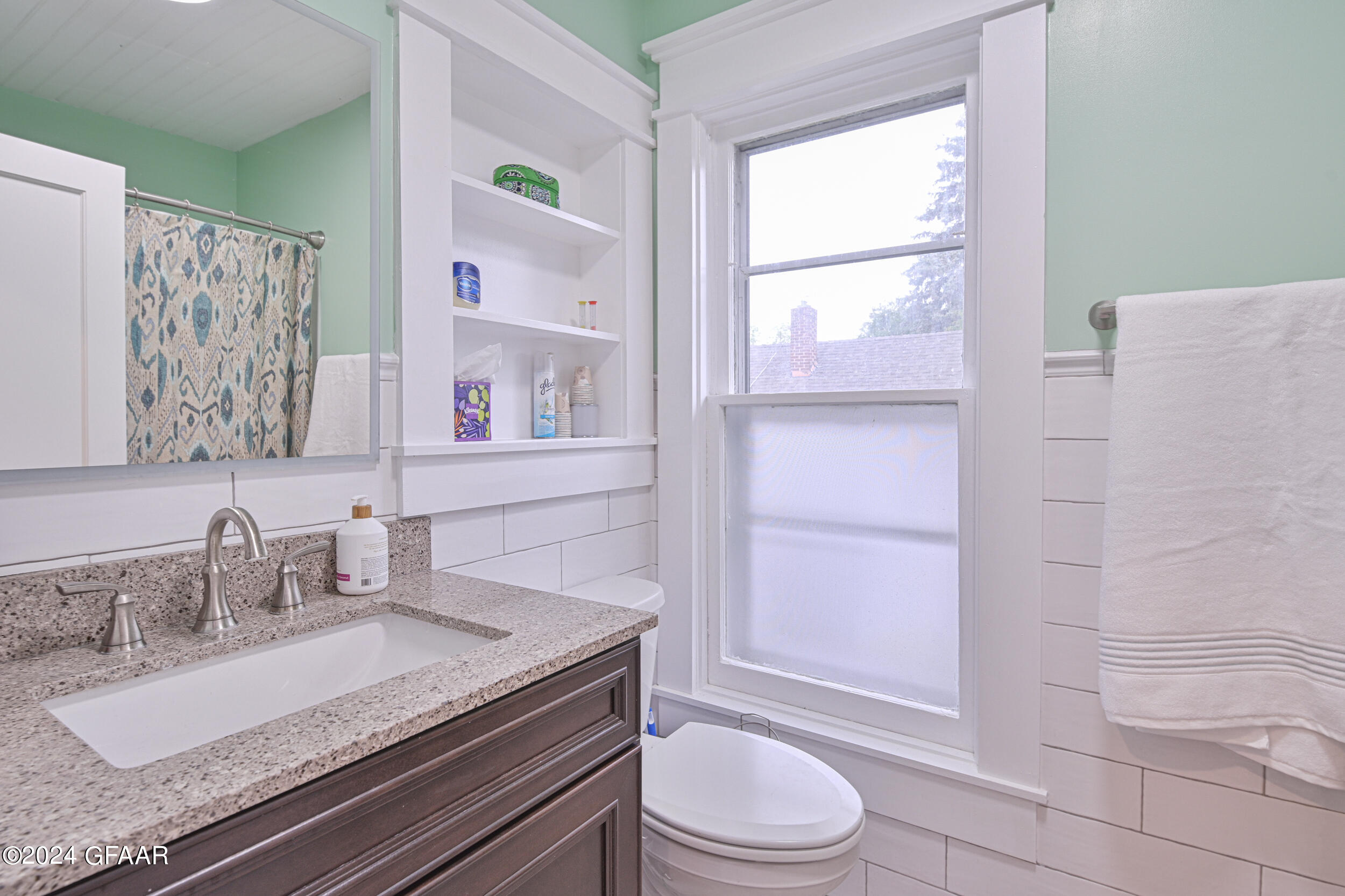 215 E 5TH Street