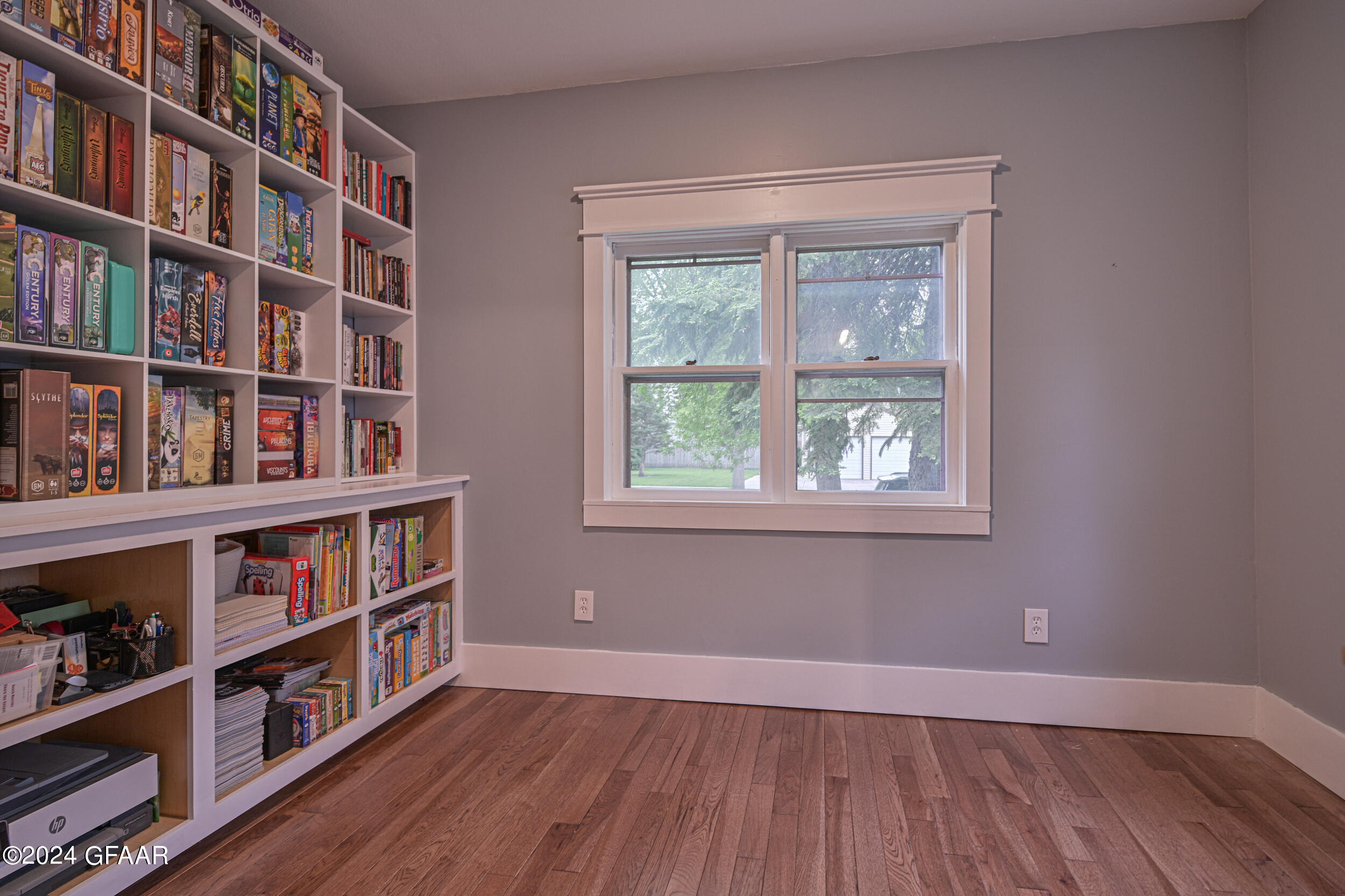 215 E 5TH Street