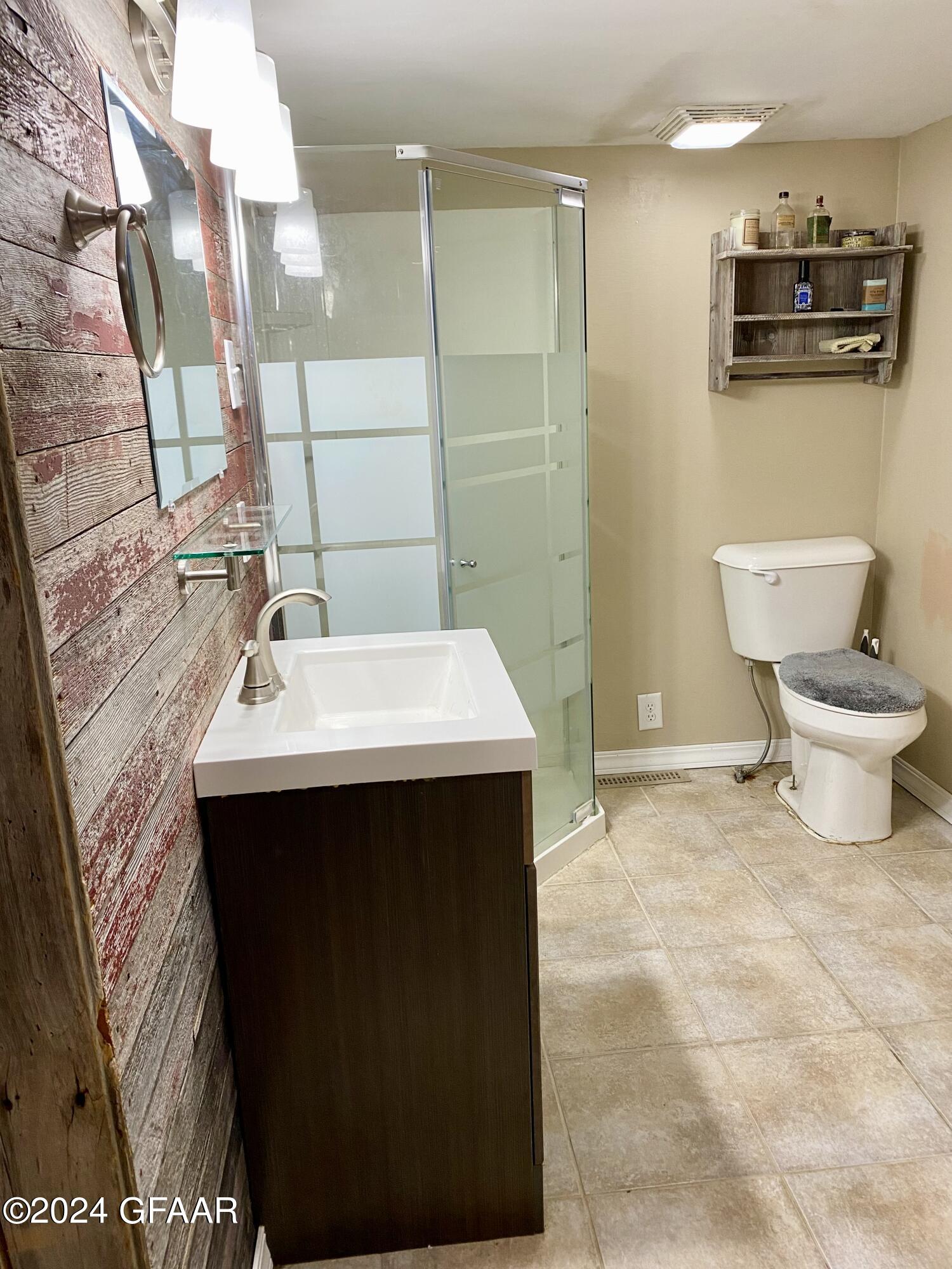 975 16TH ST Street E