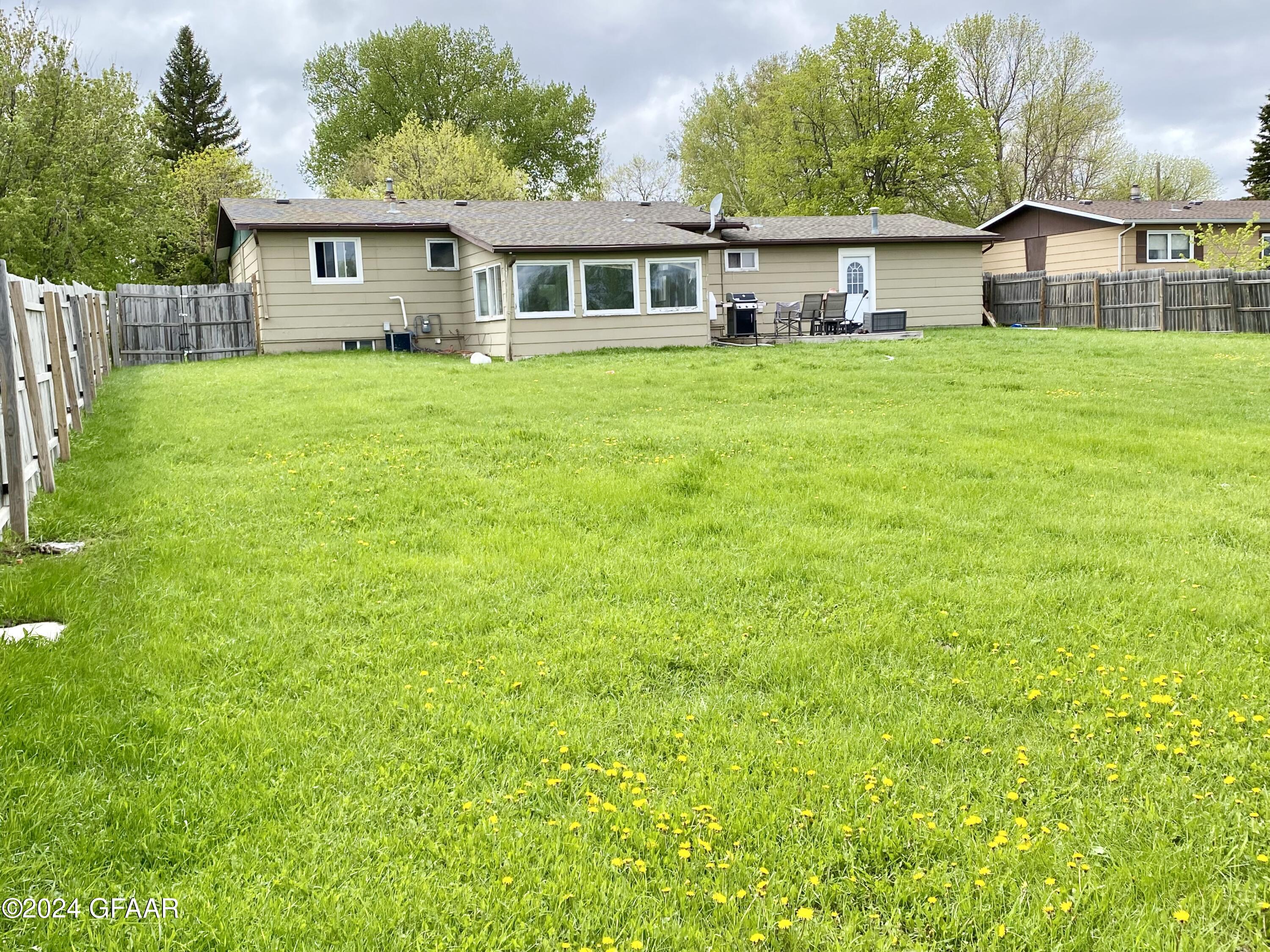 975 16TH ST Street E