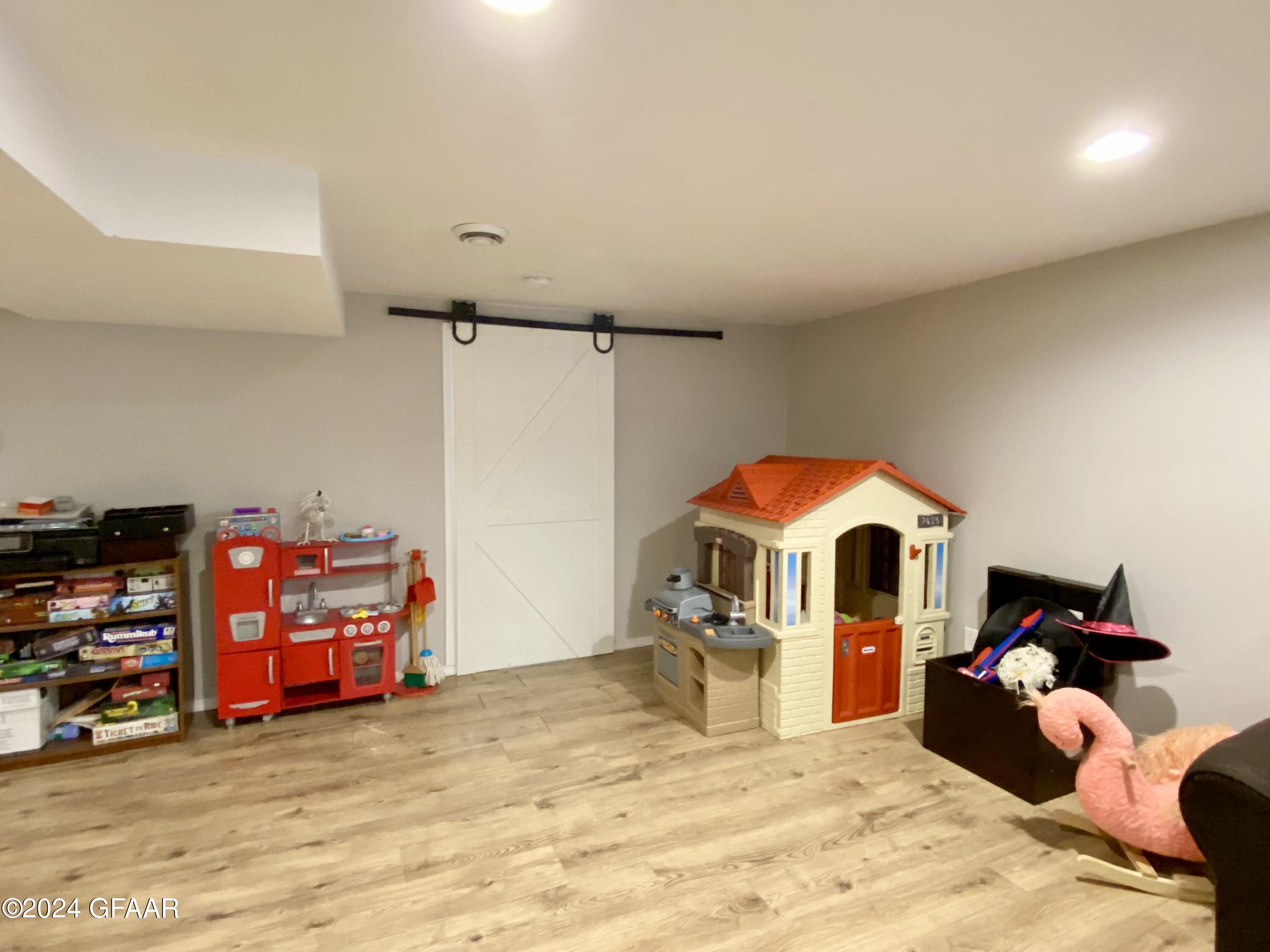 975 16TH ST Street E