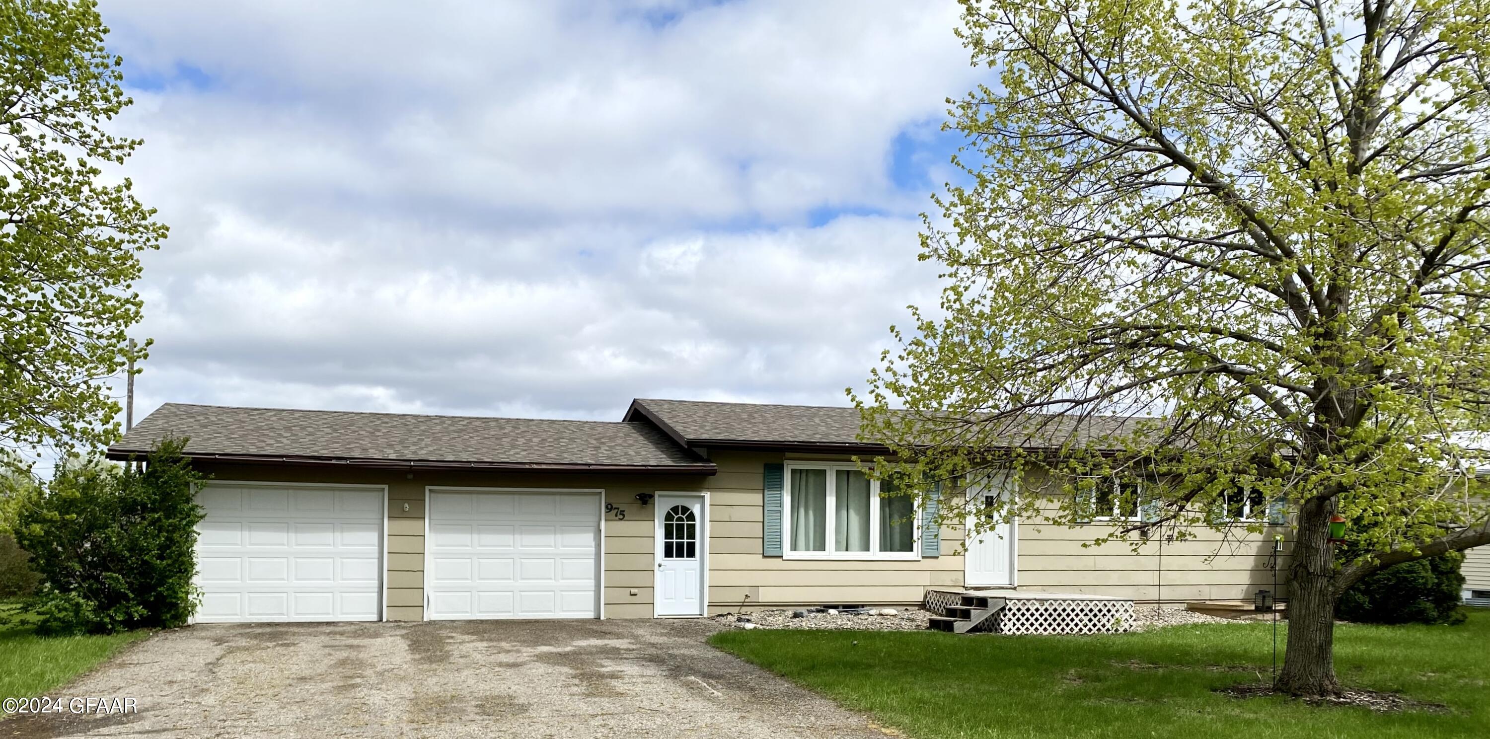 975 16TH ST Street E