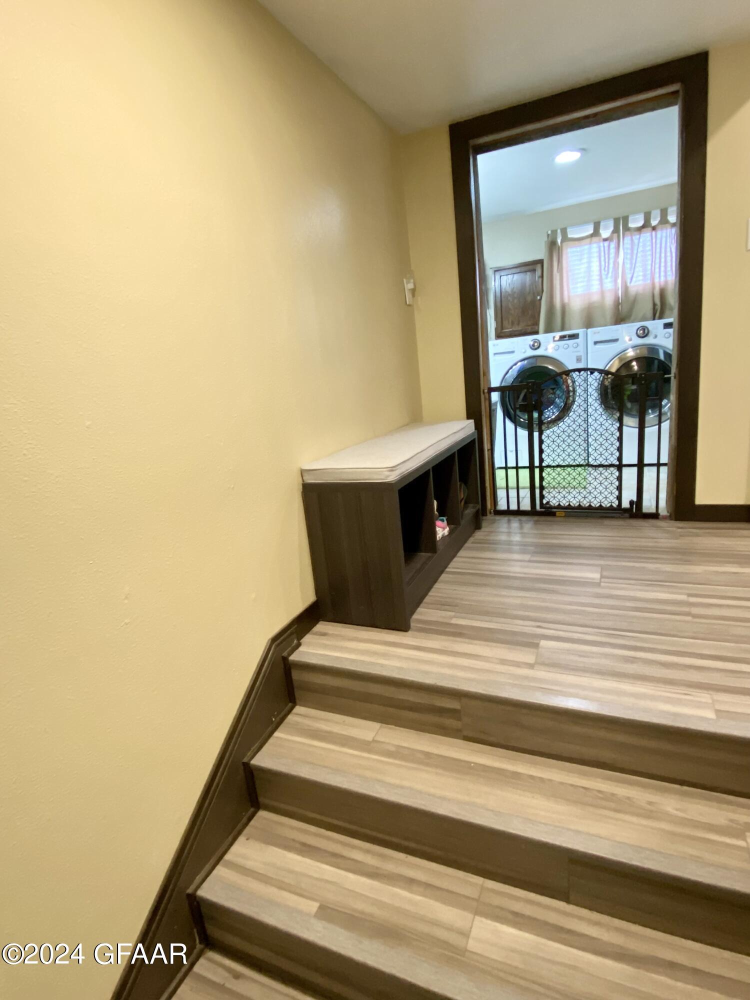 975 16TH ST Street E