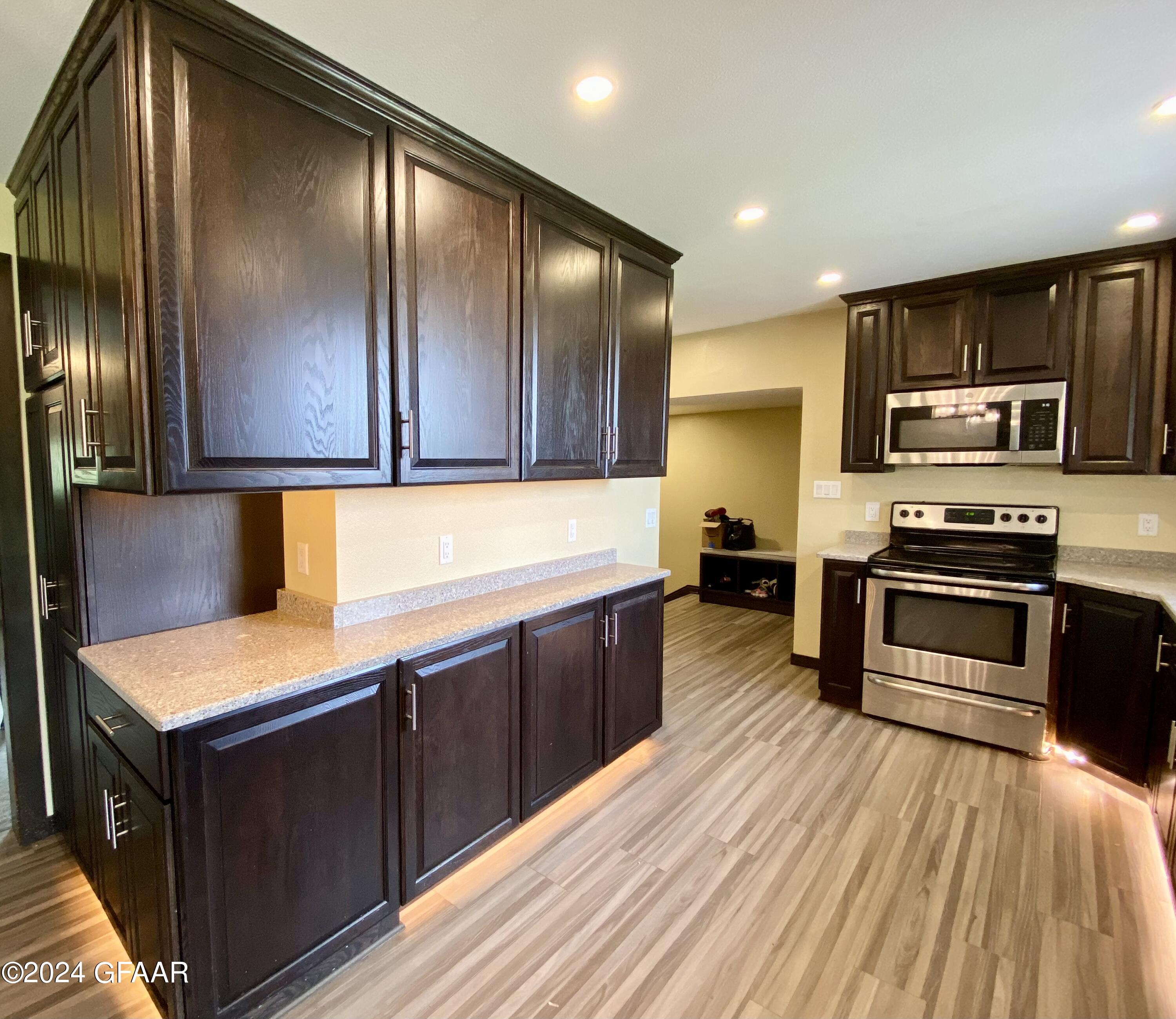 975 16TH ST Street E