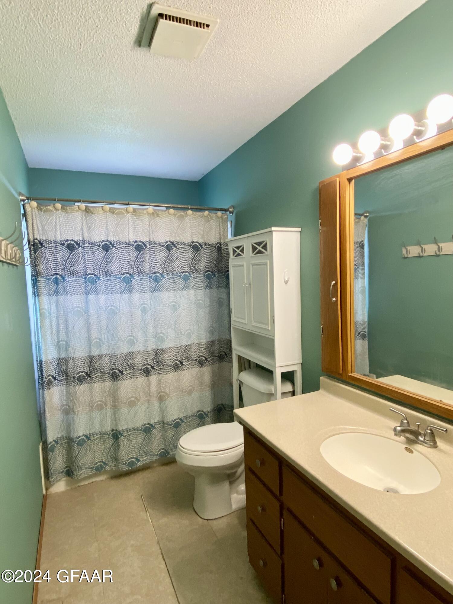 975 16TH ST Street E