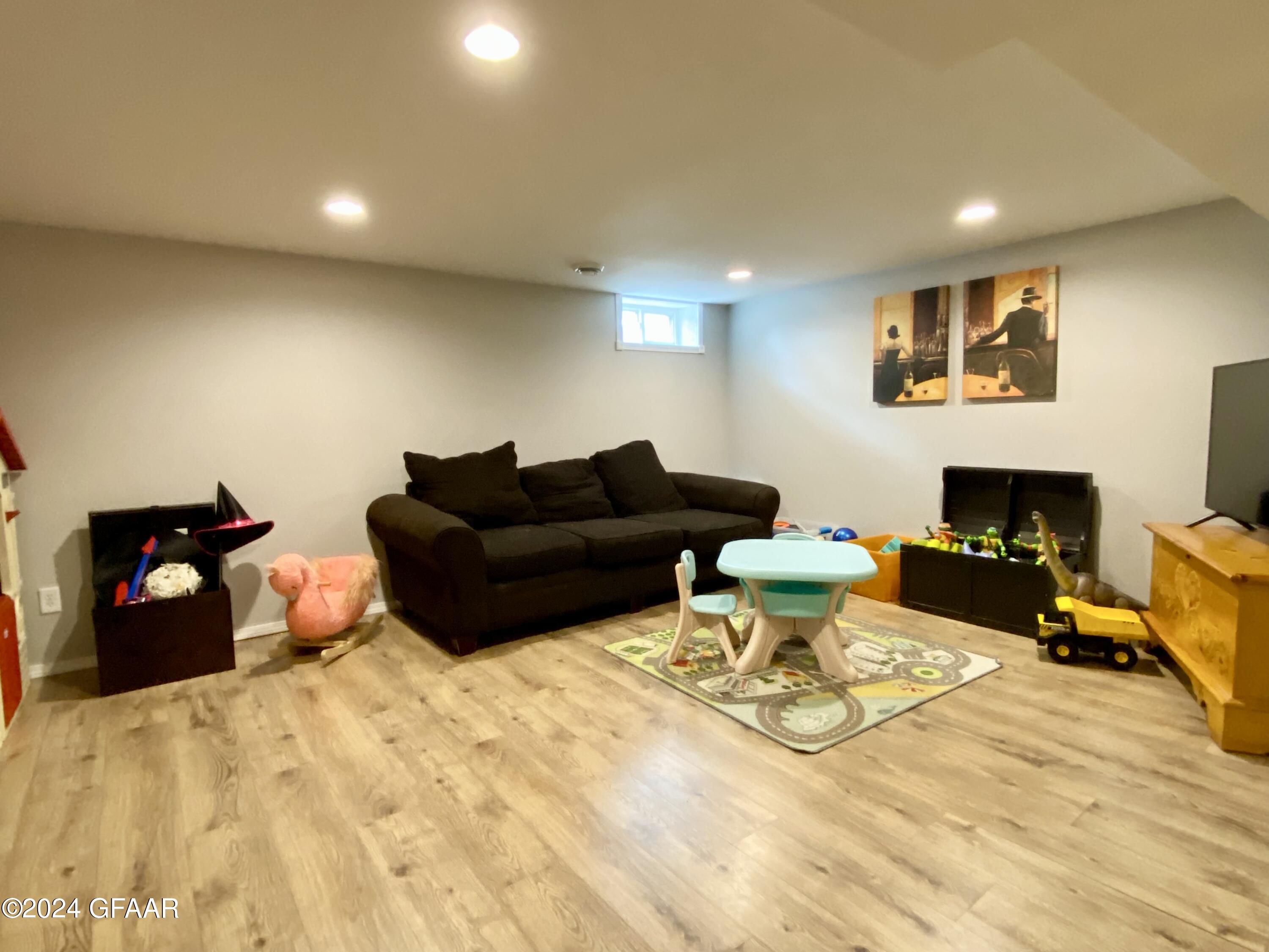 975 16TH ST Street E