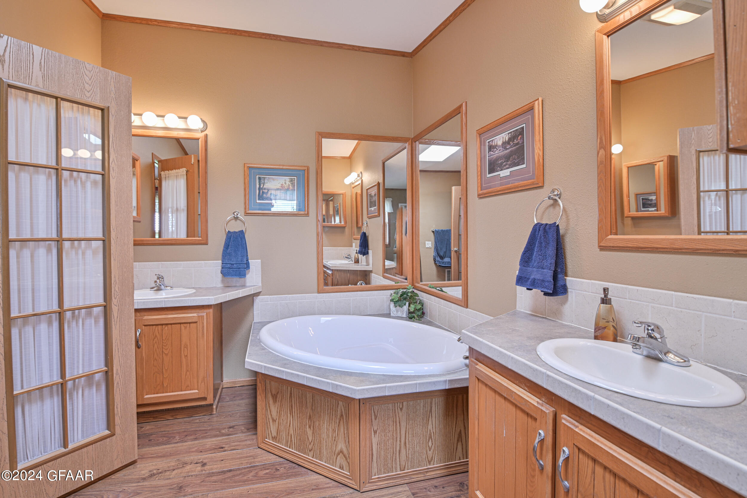 1524 SUNSET CIRCLE NE