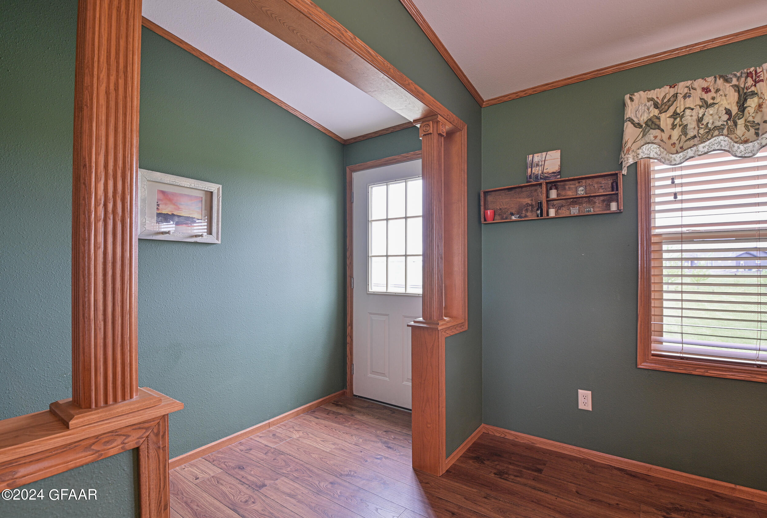 1524 SUNSET CIRCLE NE