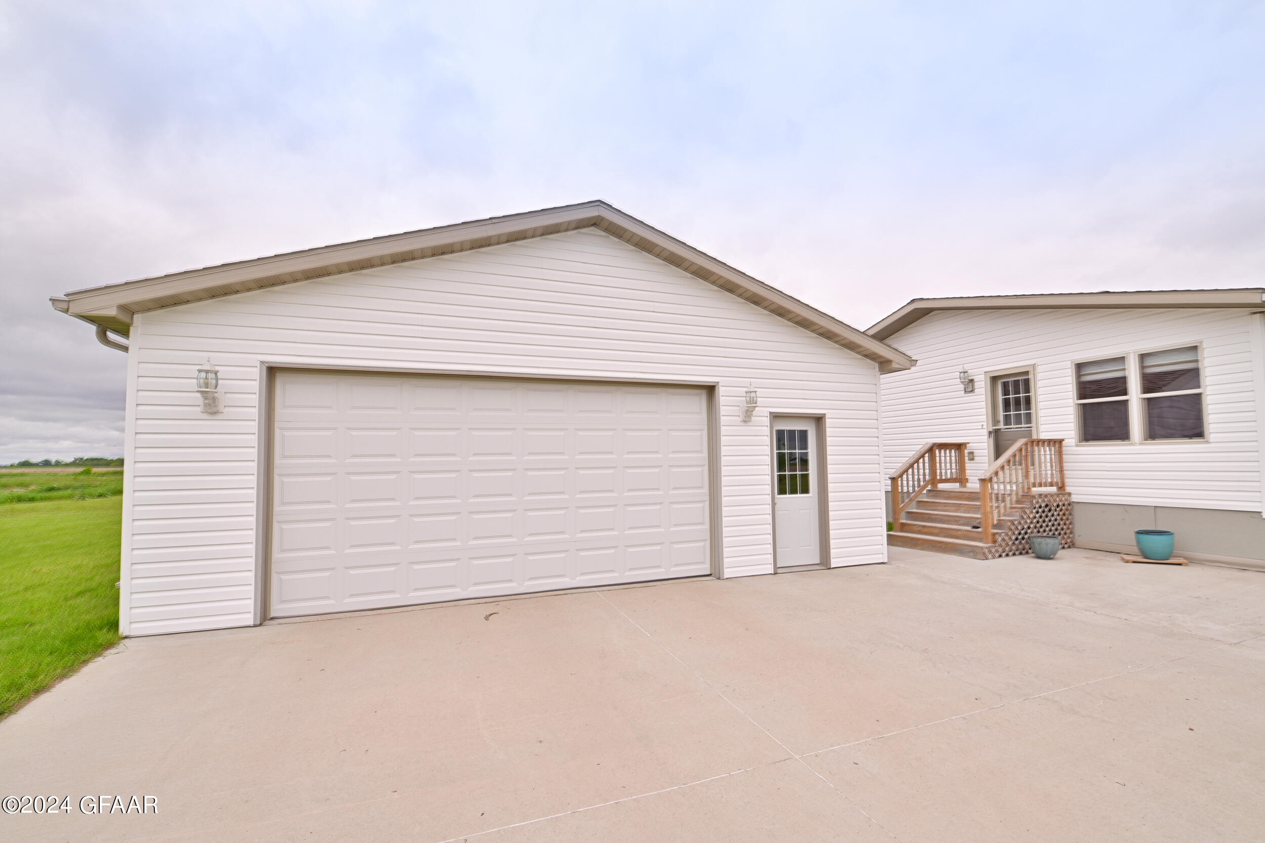 1524 SUNSET CIRCLE NE